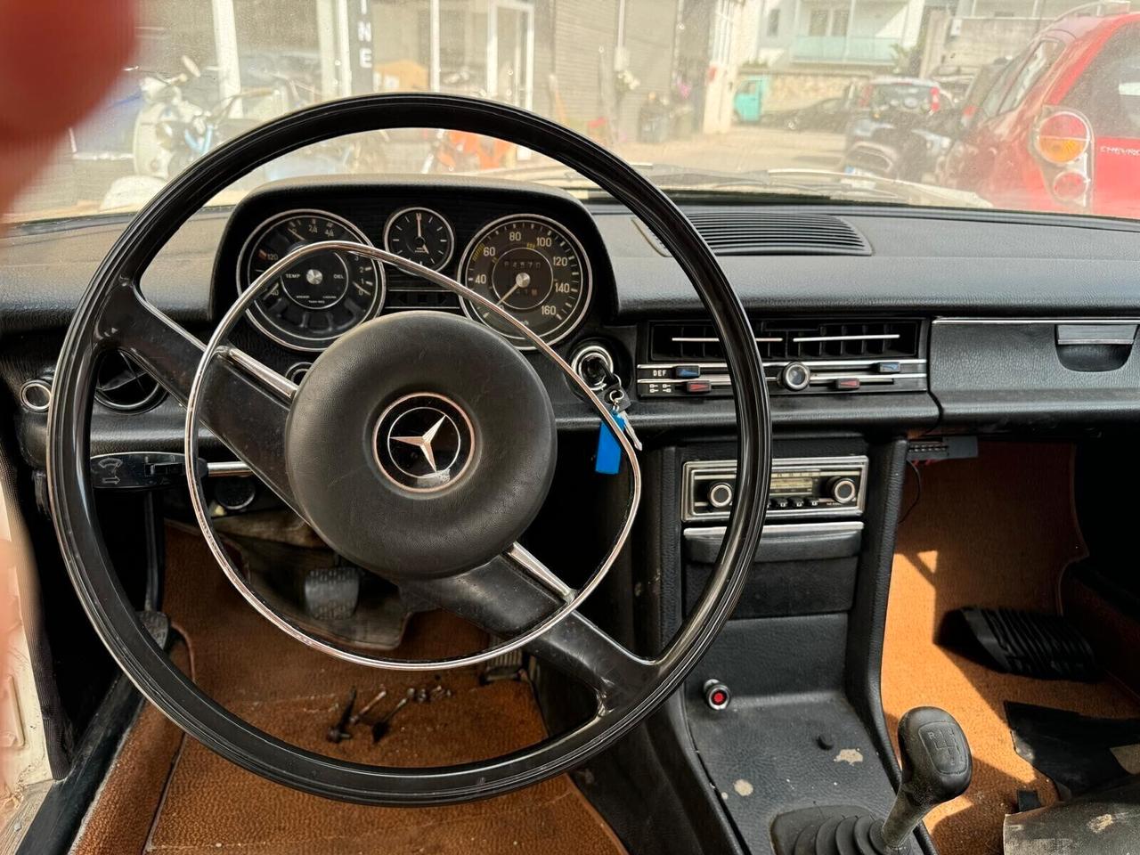 Mercedes-benz 200 Mercedes-Benz 200 D (W115) – Anno 1972