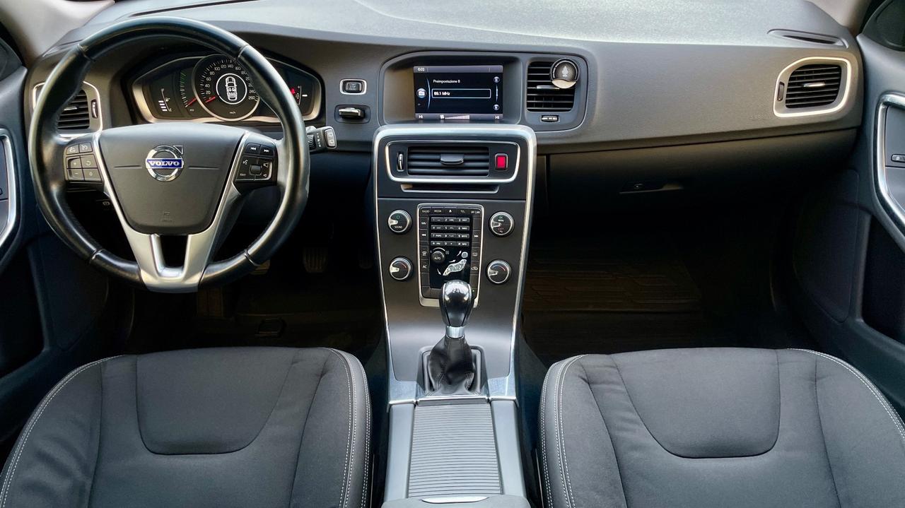 VOLVO V60 1.6 MOMENTUM 115CV - PELLE PARZIALE, CRUISE CONTROL, NEOPATENTATI