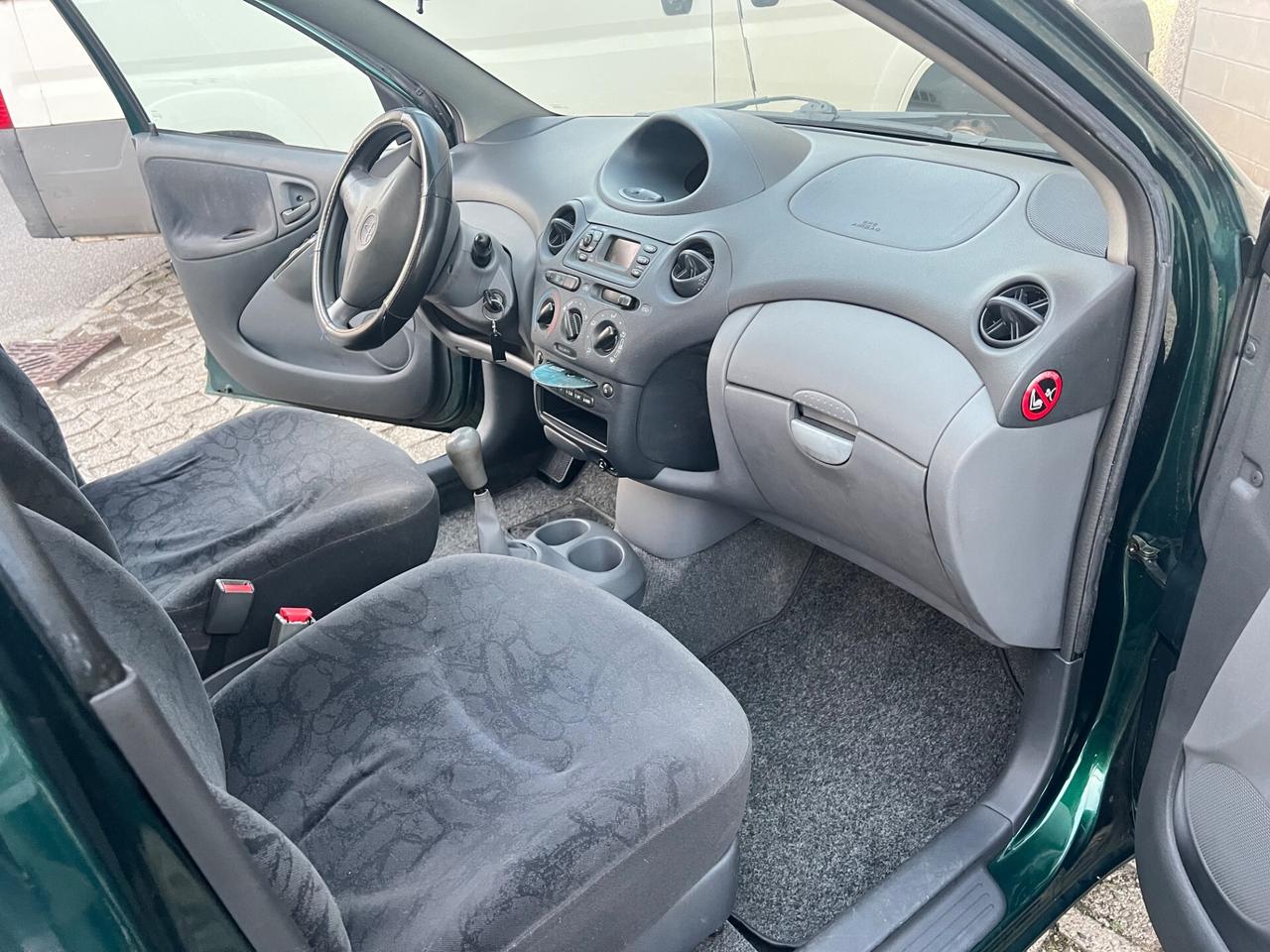 Toyota Yaris 1.0i 16V cat 5 porte Sol