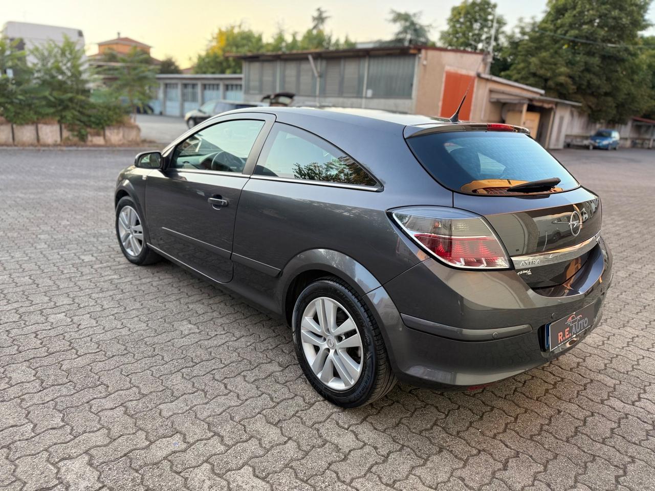 Opel Astra GTC 1.7 CDTI 125CV 3 porte Cosmo