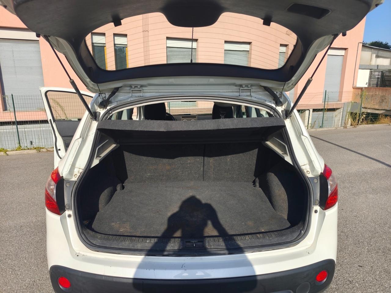 Nissan Qashqai 1.6 GPL gancio traino lavori certificati