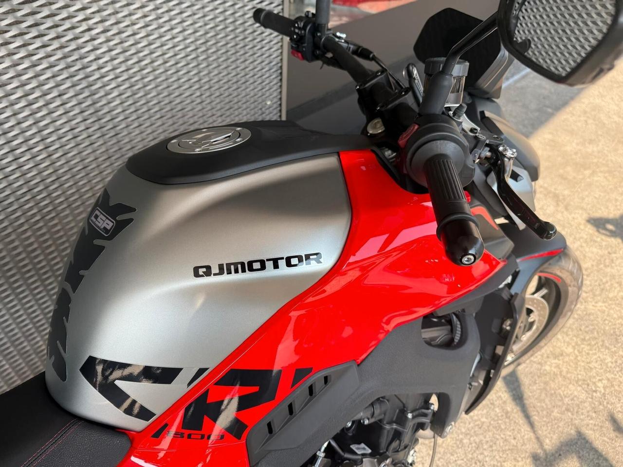 Qj Motor SRK 800 naked