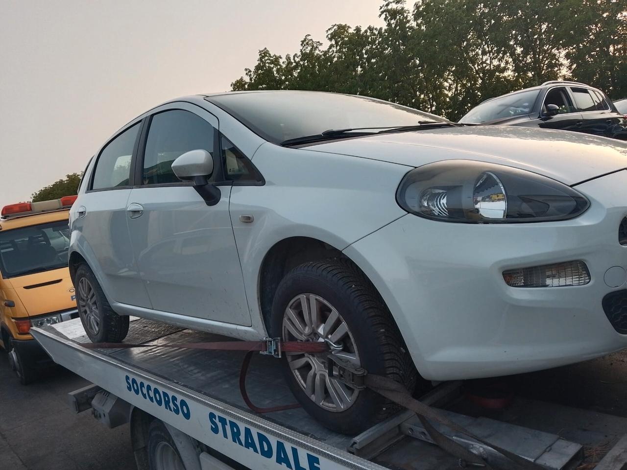 Fiat Punto Evo 1.4 metano incidentata