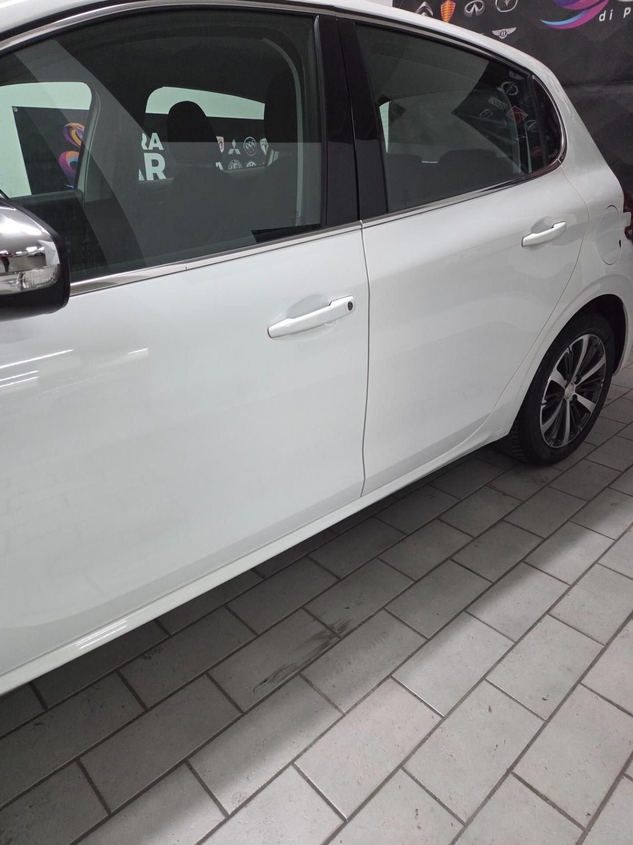 Peugeot 208 PureTech 82 5p. GPL Allure