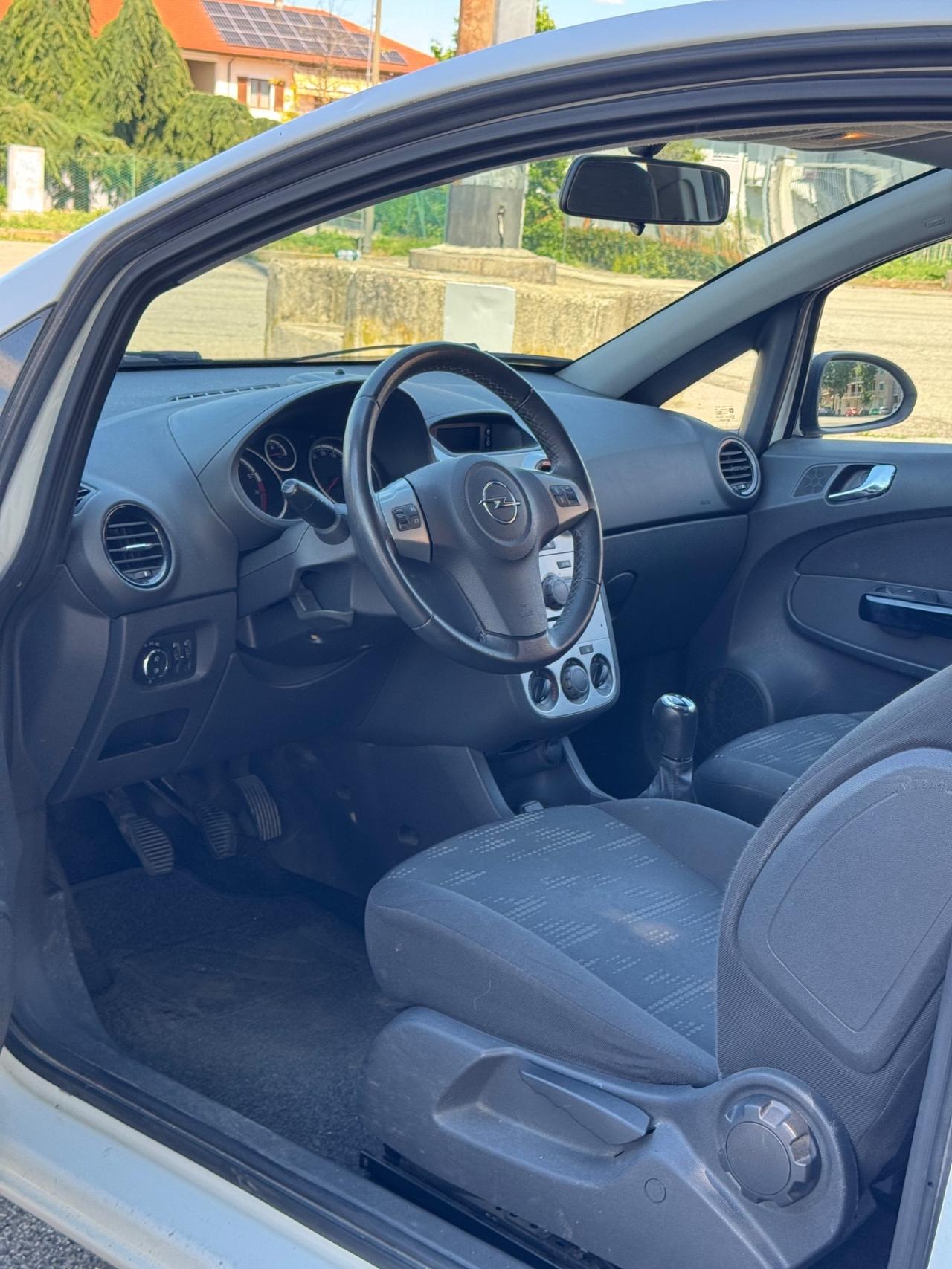 Opel Corsa 1.2 3 porte b-color