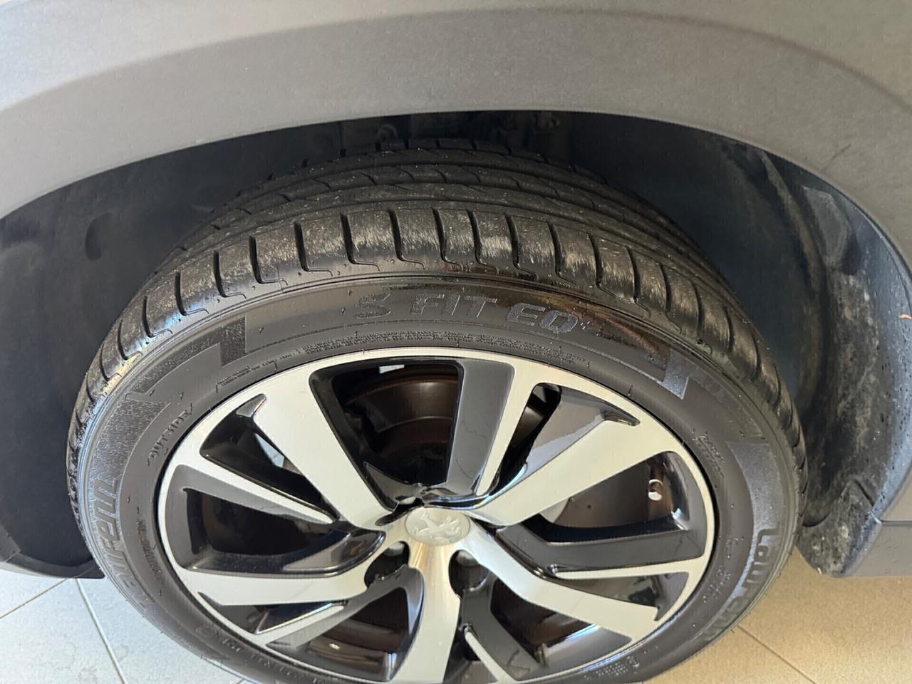 Peugeot 2008 1.6 HDI 100 CV Allure