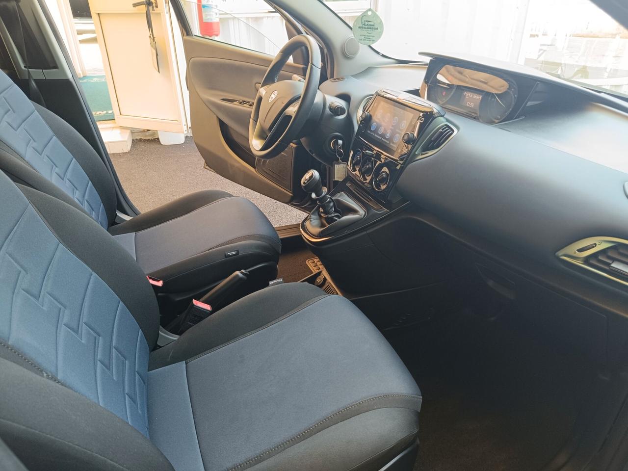 Lancia Ypsilon 1.0 FireFly 5 porte S&S Hybrid Platino
