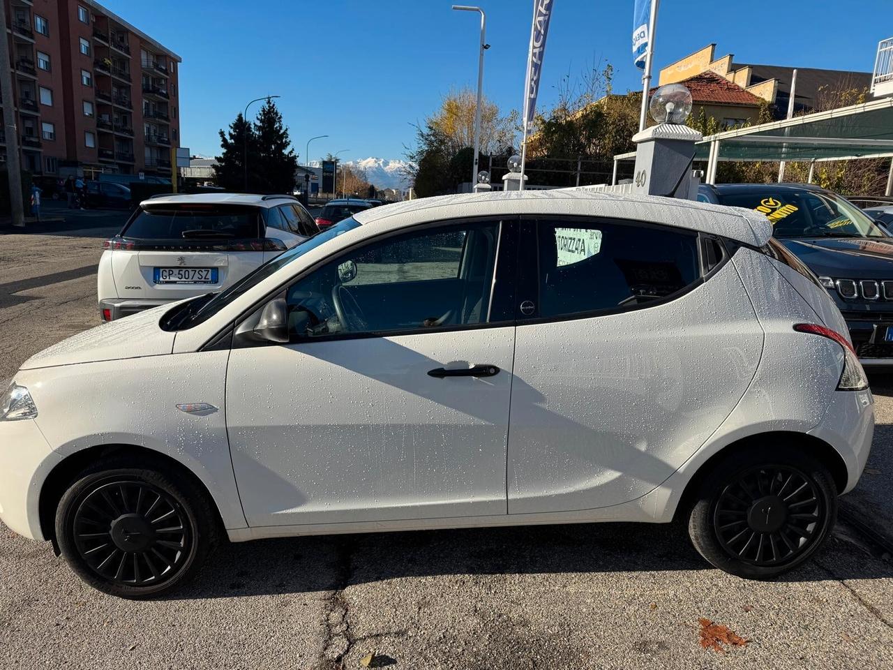 Lancia Ypsilon 1.0 FireFly 5 porte S&S Hybrid Ecochic Silver