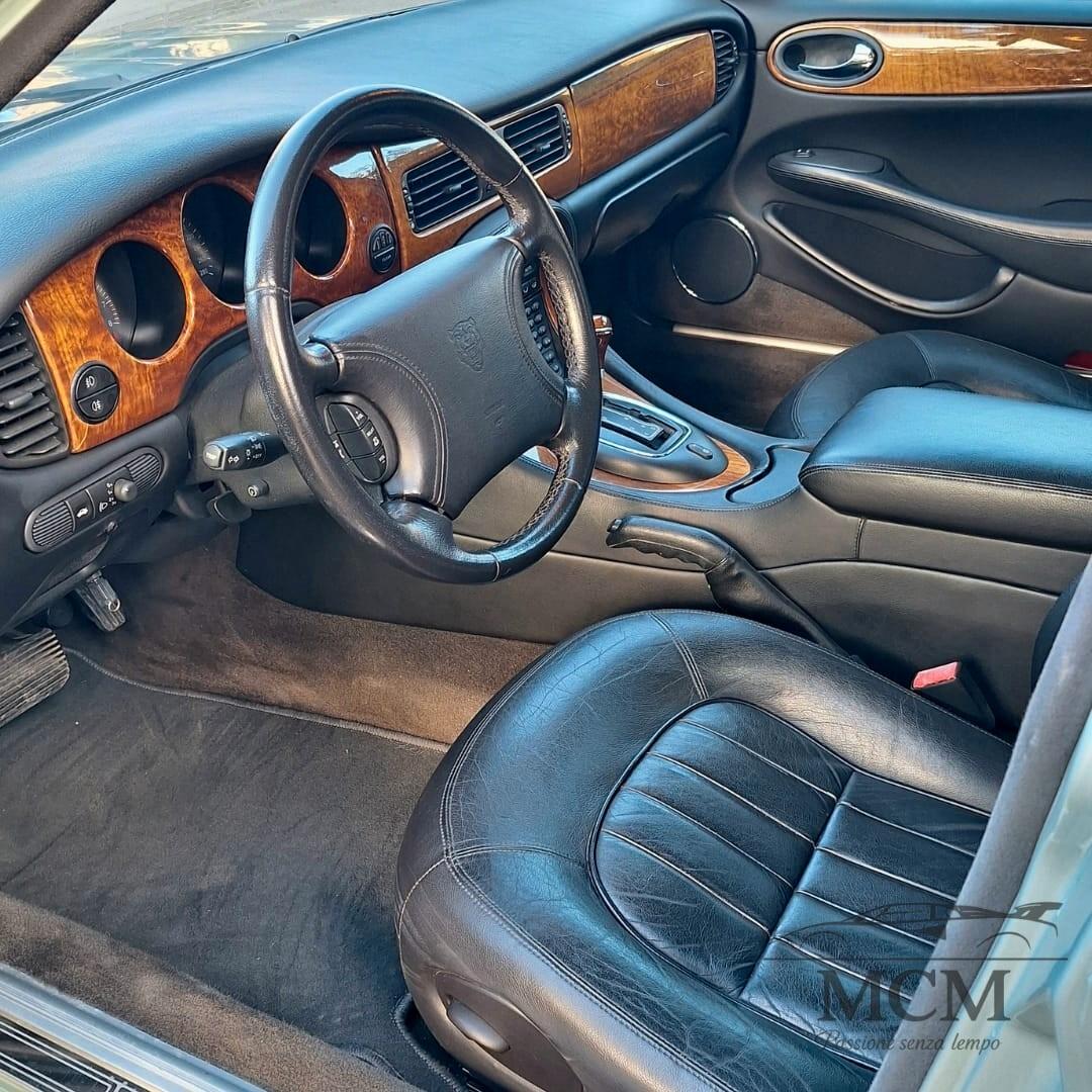 Jaguar XJ8 - 3.2 - V8 Executive - PARI AL NUOVO
