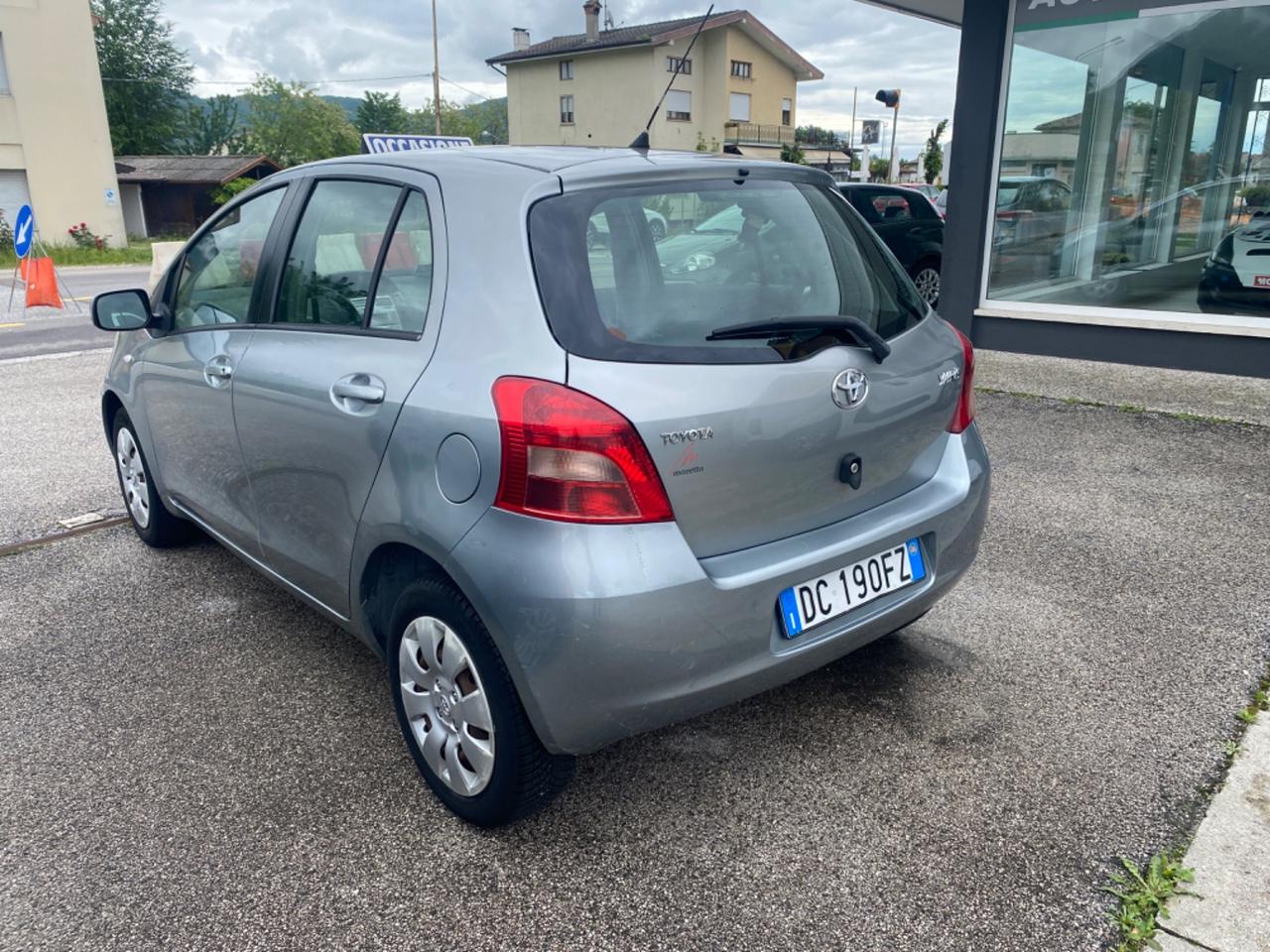 Toyota Yaris 1.0 5P per neo patentati