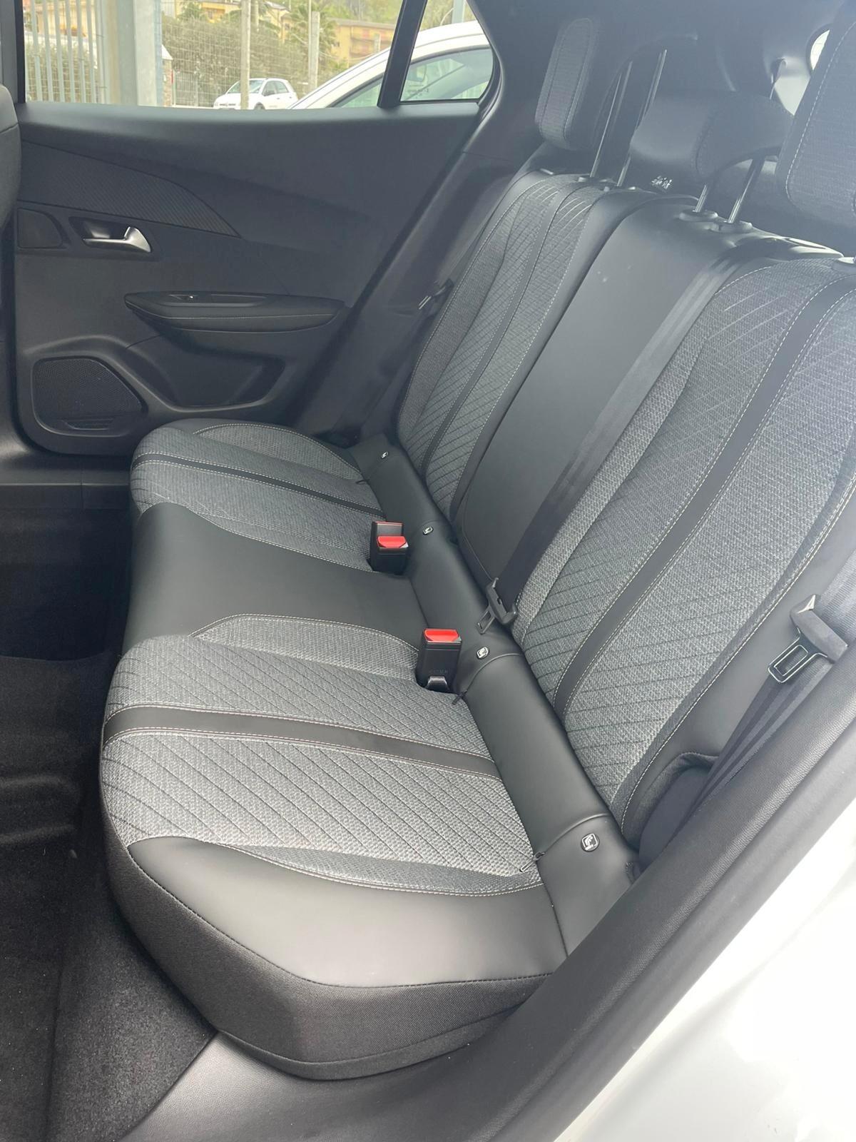 Peugeot 2008 1.2 allure benzina 100cv Nuova di Fabbrica