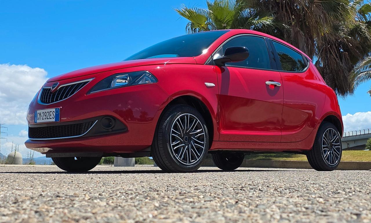Lancia Ypsilon 1.0 FireFly 5 porte S&S Hybrid Ecochic Silver