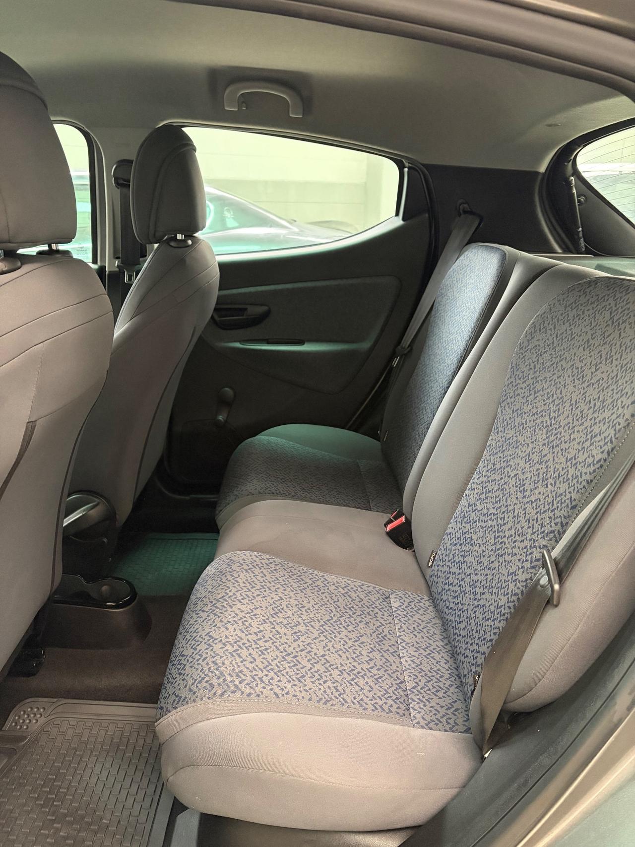 Lancia Ypsilon 1.0 Firefly hybrid silver