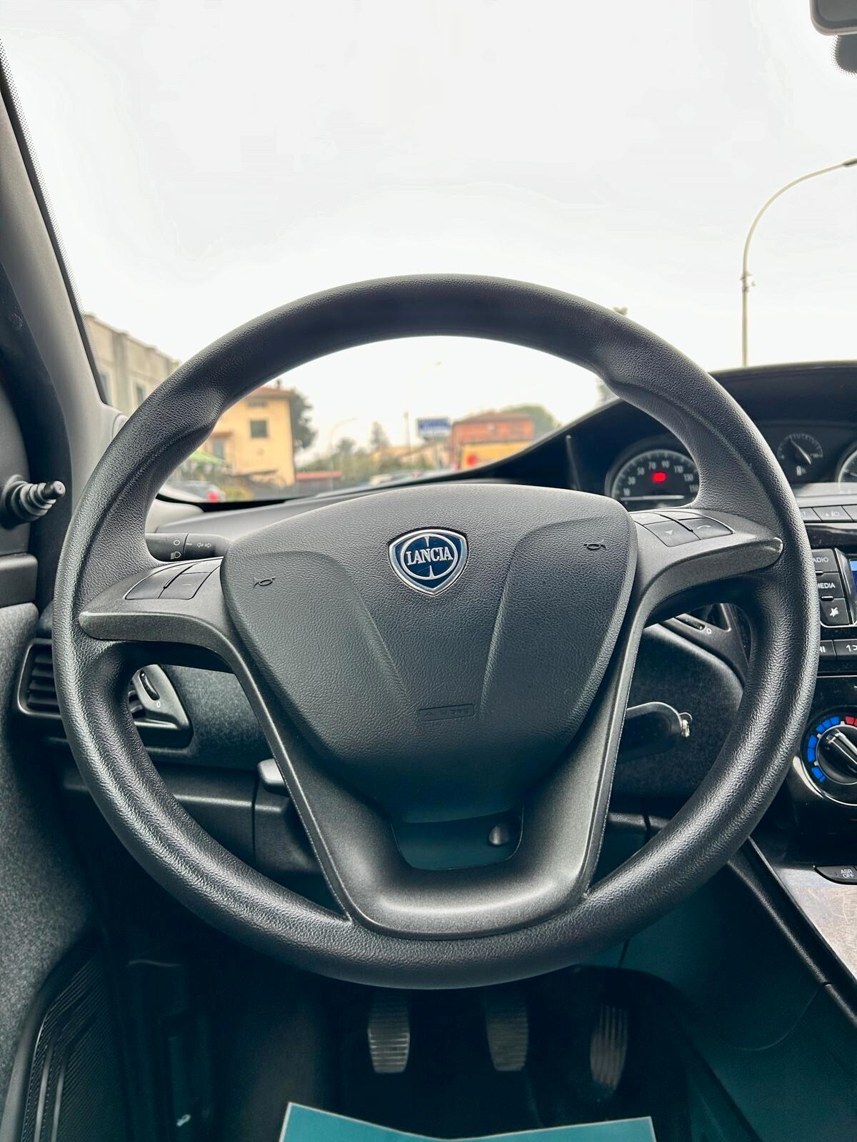 Lancia Ypsilon 1.0 FireFly 5 porte S&S Hybrid Ecochic Silver - ok neop.