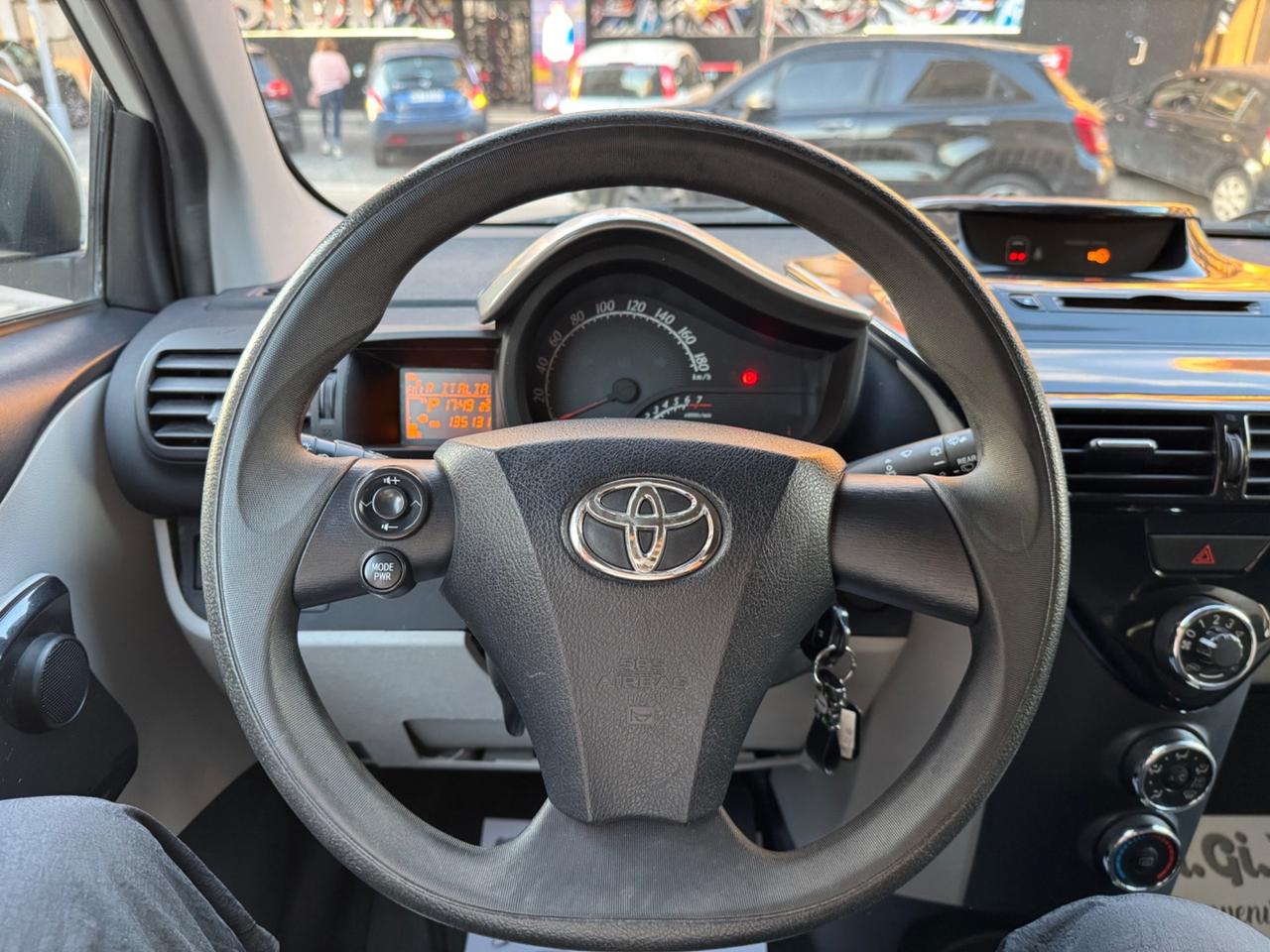 Toyota iQ 1.0 CVT Trend Automatica - 2012