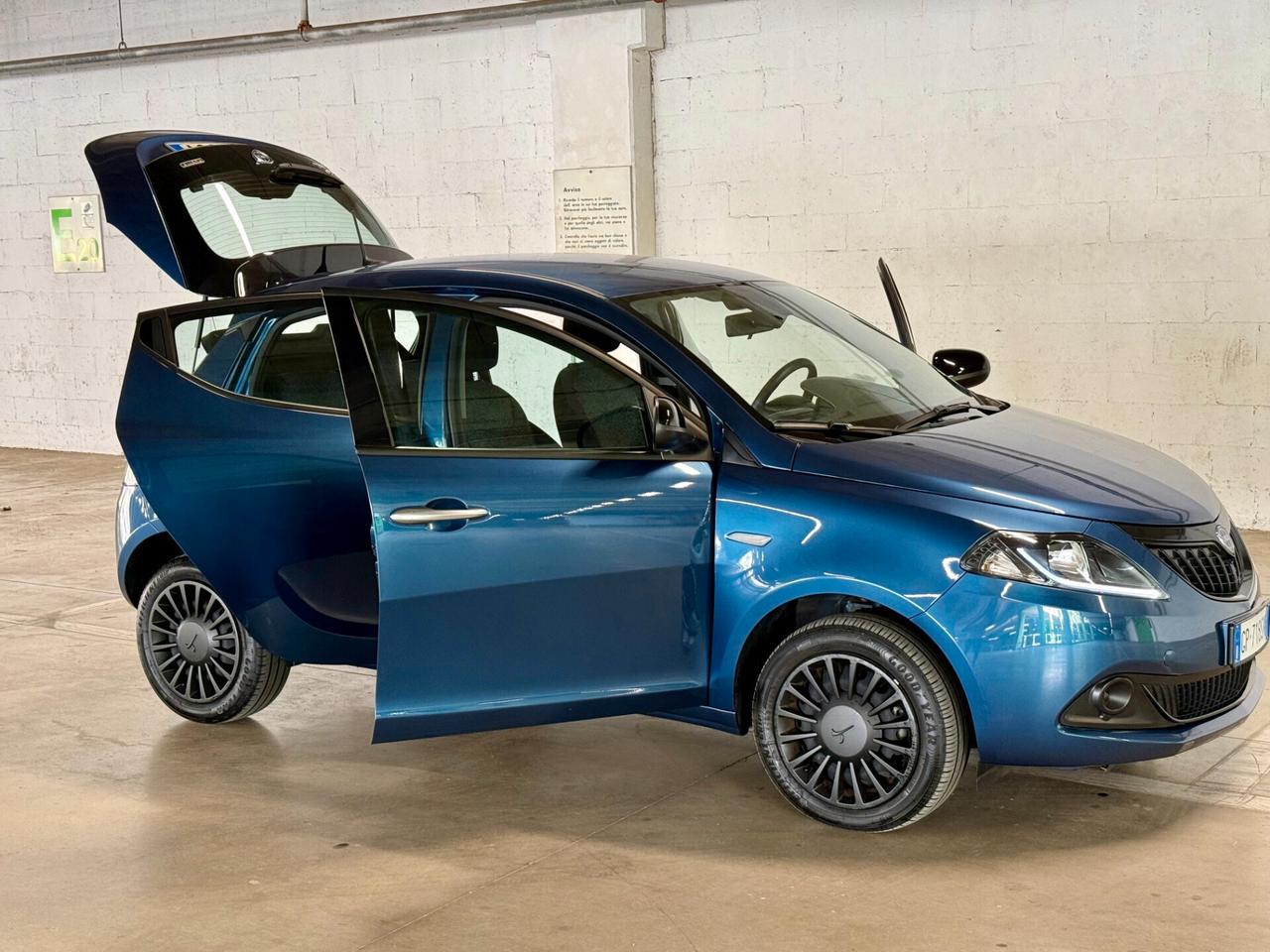 Lancia Ypsilon 1.0 FireFly 5 porte S&S Hybrid Silver
