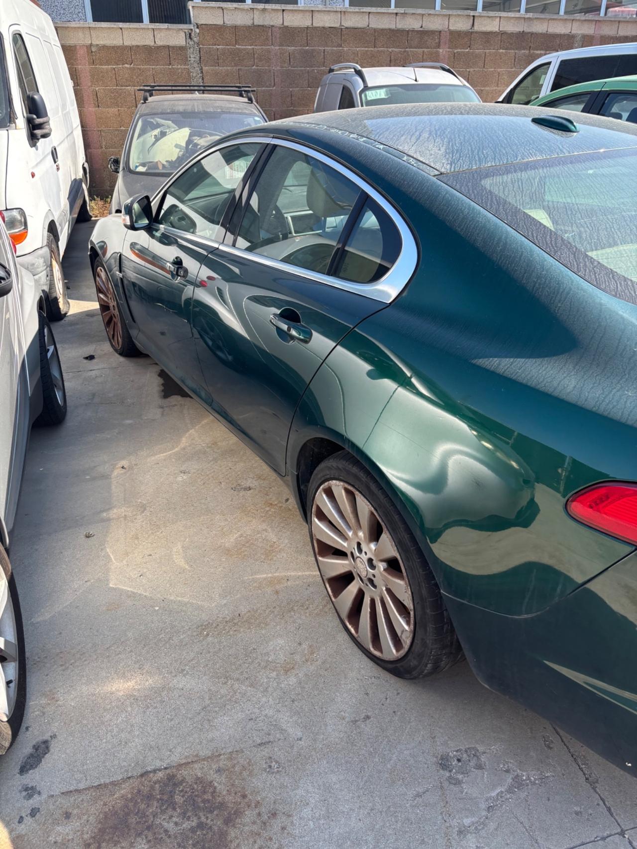 Jaguar XF 2.7D V6 Luxury motore rotto per pezzi ricambi occhio