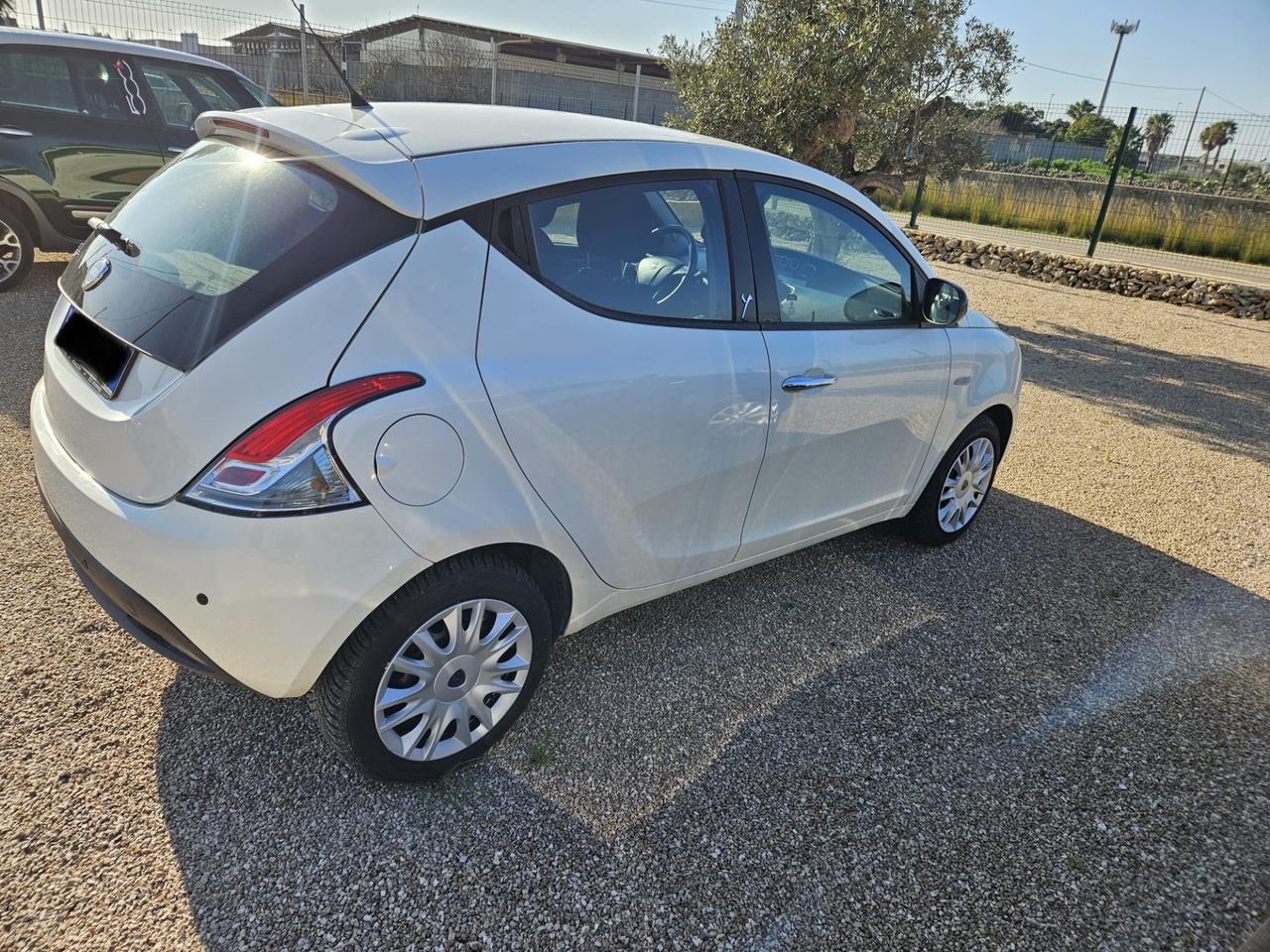 Lancia Ypsilon 1.3 MJT 75 CV neopatentati