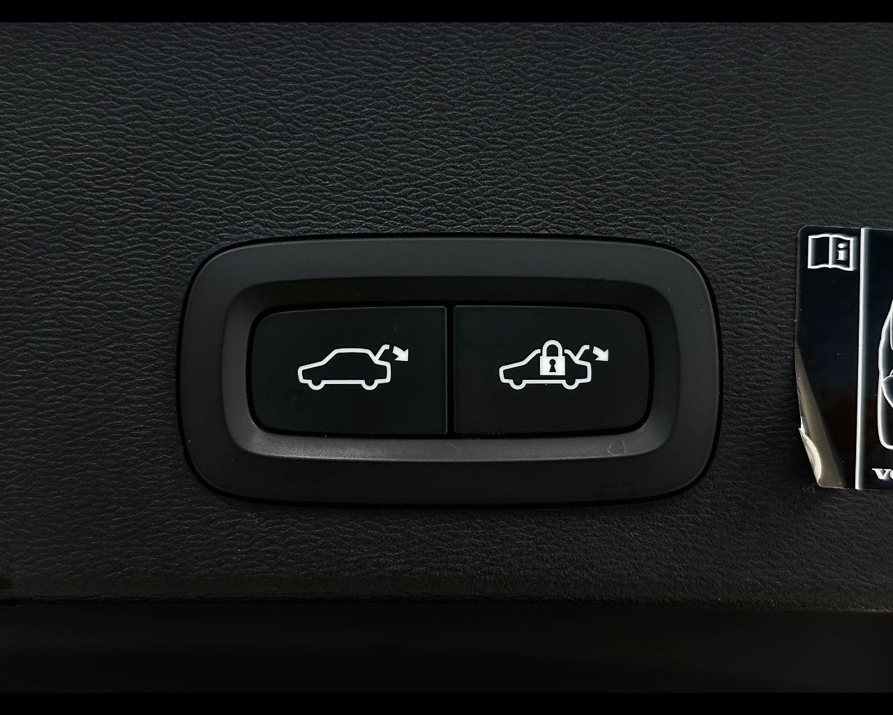 VOLVO XC40 (2017-->) - XC40 T5 Recharge Plug-in Hybrid R-design