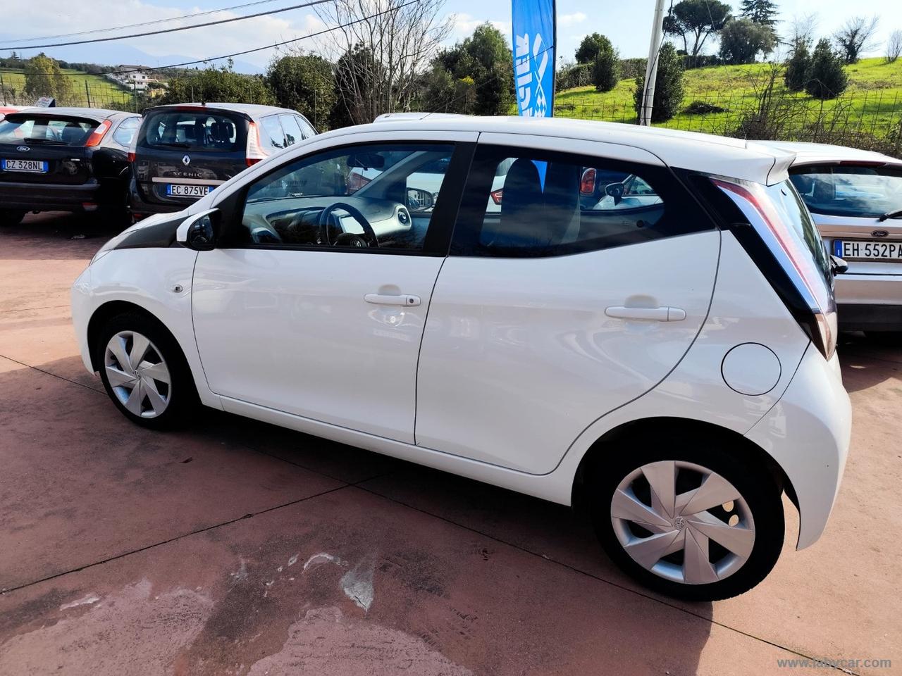 TOYOTA Aygo 1.0 VVT-i 69 CV 5p. x-play NEOPATENTATI