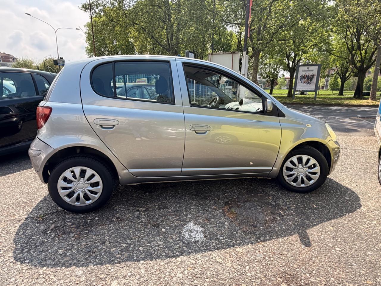 Toyota Yaris 1.0i 16V cat 5 porte Sol
