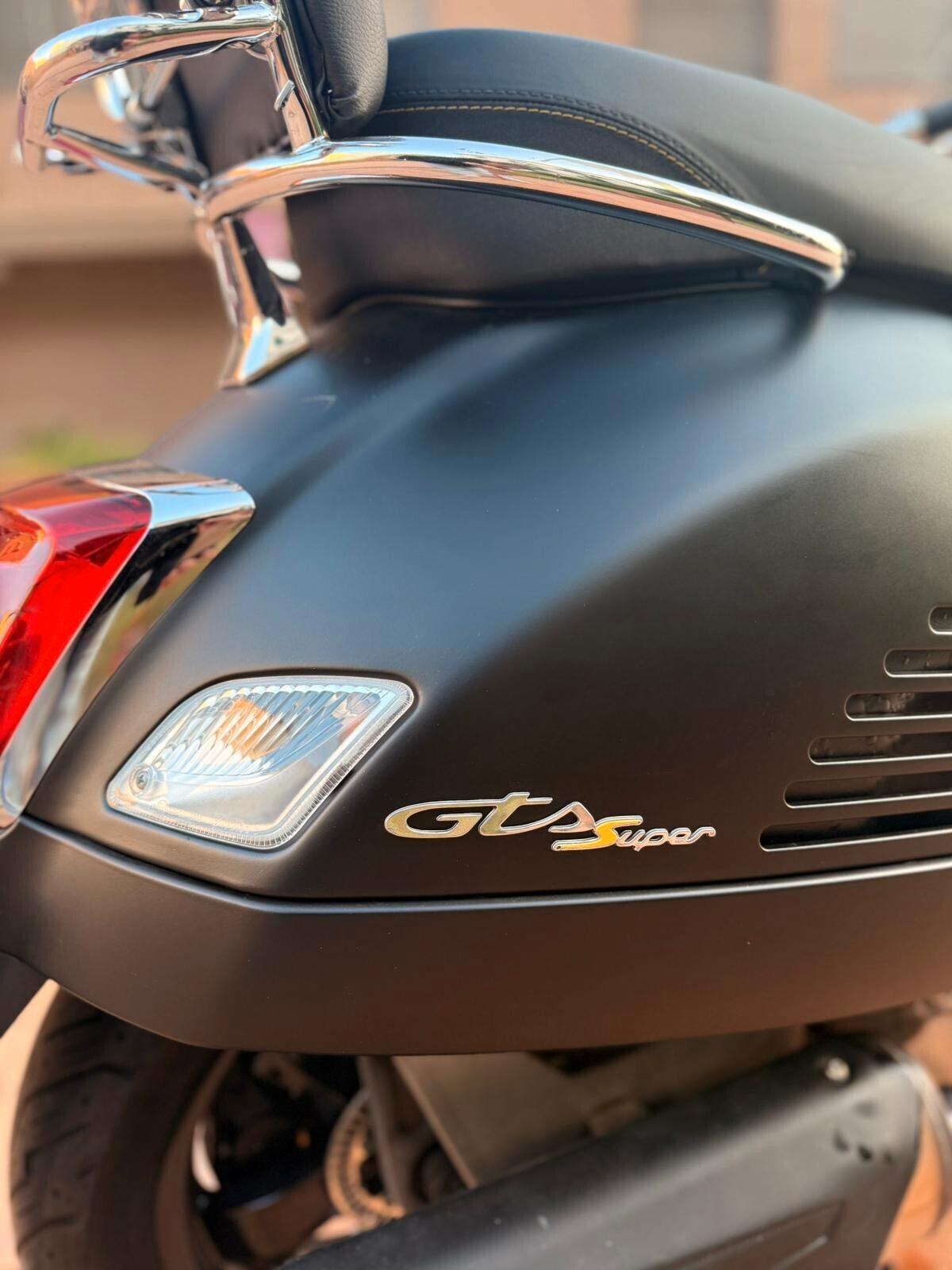 Piaggio Vespa 300 GTS hpe SUPER SPORT pari a nuovo