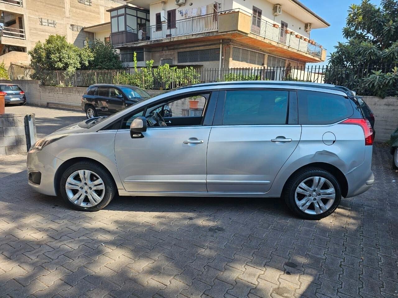 Peugeot 5008 1.6 Diesel Allure 7 Posti – Tetto Panoramico – Navigatore – KM CERTIFICATI