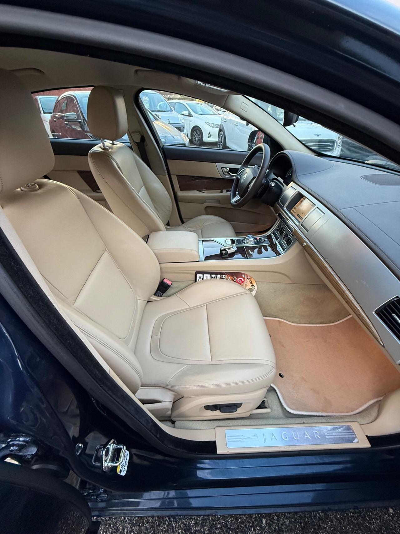 XF 3.0 D V6 Premium Luxury-unipro-rate-garanzia-