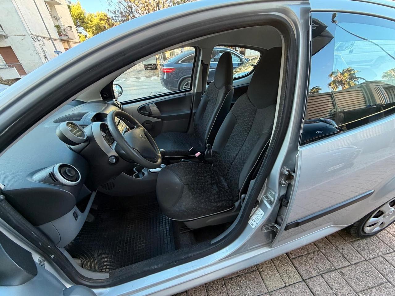 Peugeot 107 1.0 68CV 5p. CAMBIO AUTOMATICO