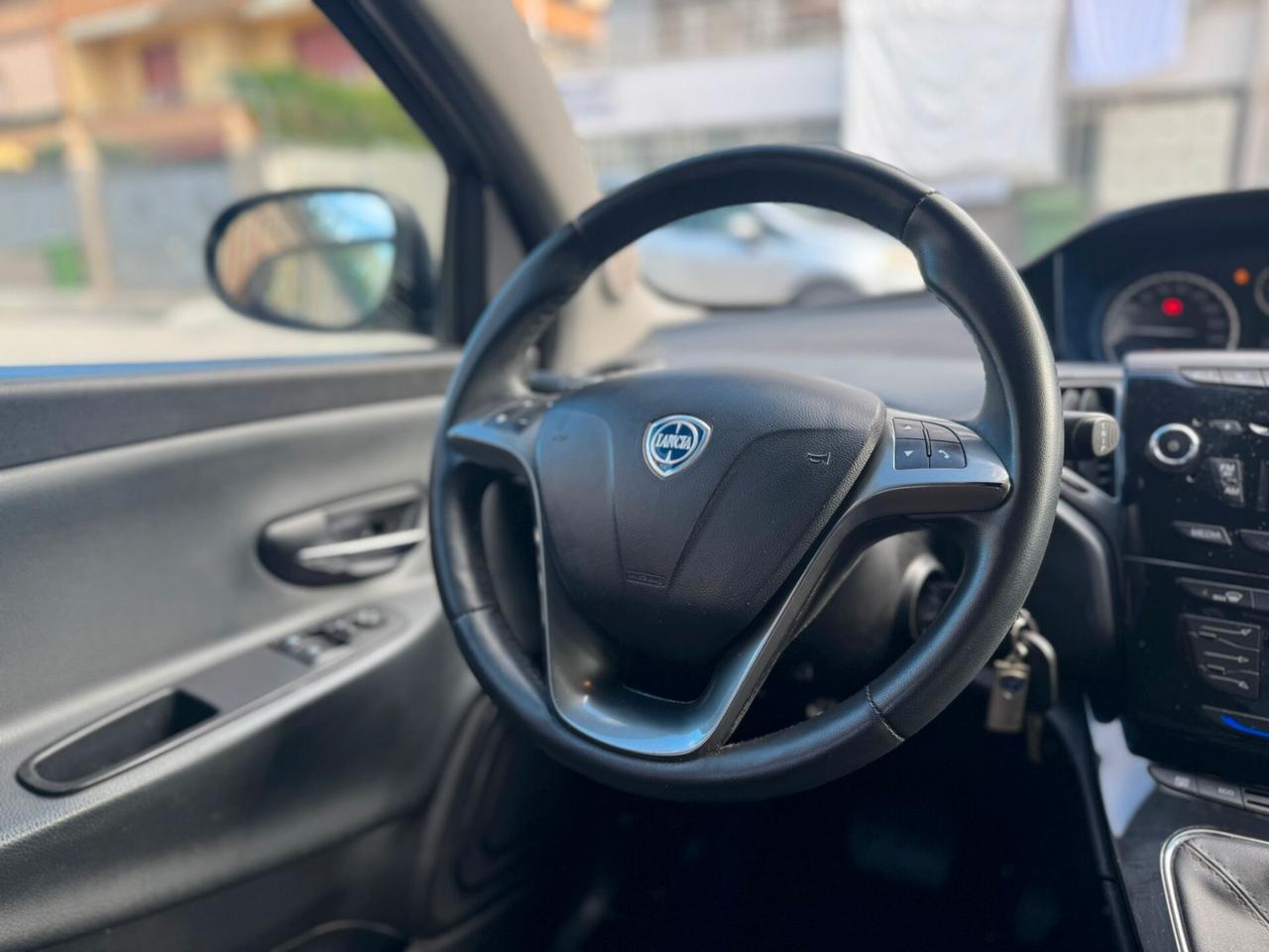 Lancia Ypsilon 0.9 TwinAir 85 CV 5 porte S&S Gold
