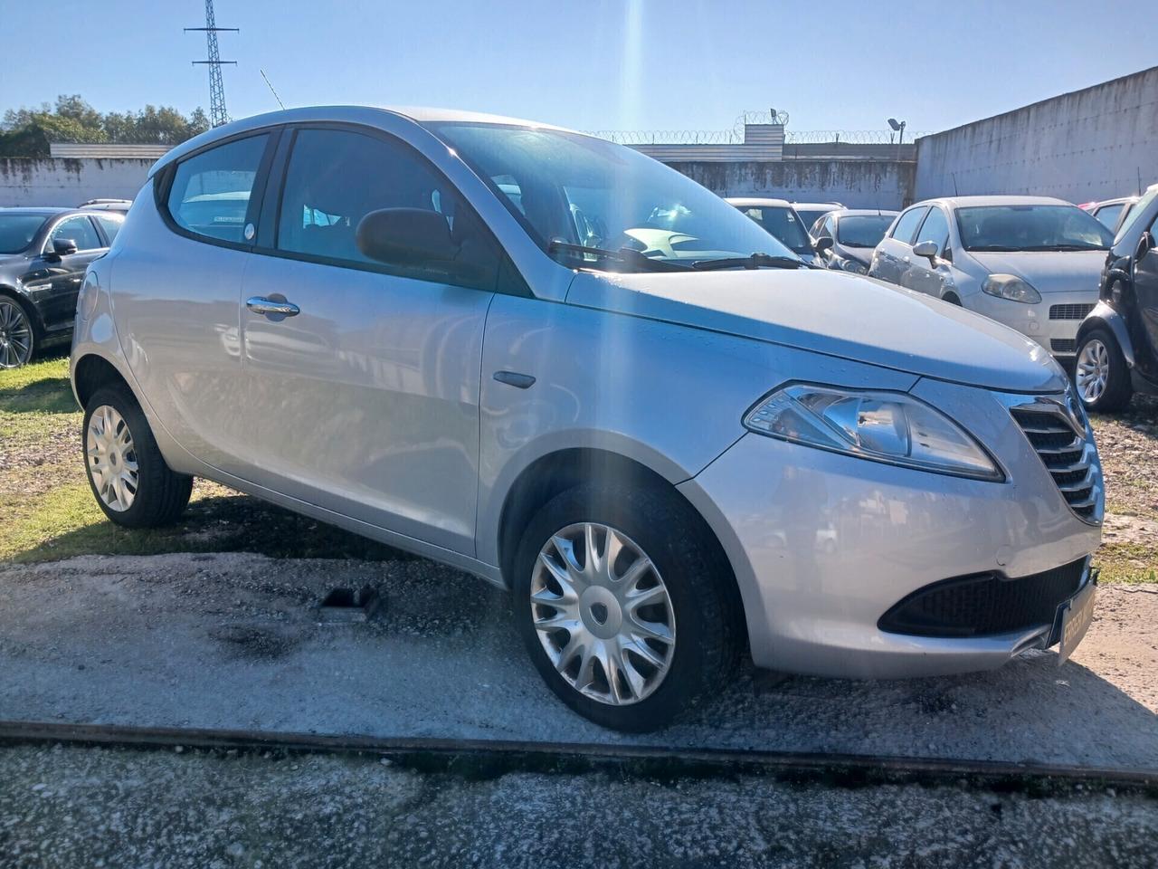 Lancia Ypsilon 0.9 TwinAir 85 CV 5 porte Metano Ecochic Silver