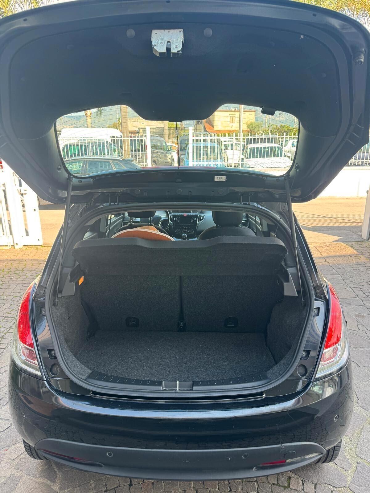 Lancia Ypsilon 0.9 TwinAir 85 Metano Ecochic Silver