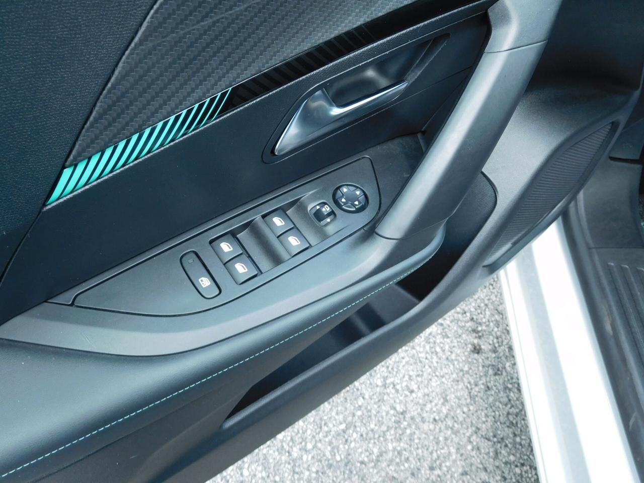 Peugeot 2008 motore elettrico 136 CV Allure Pack