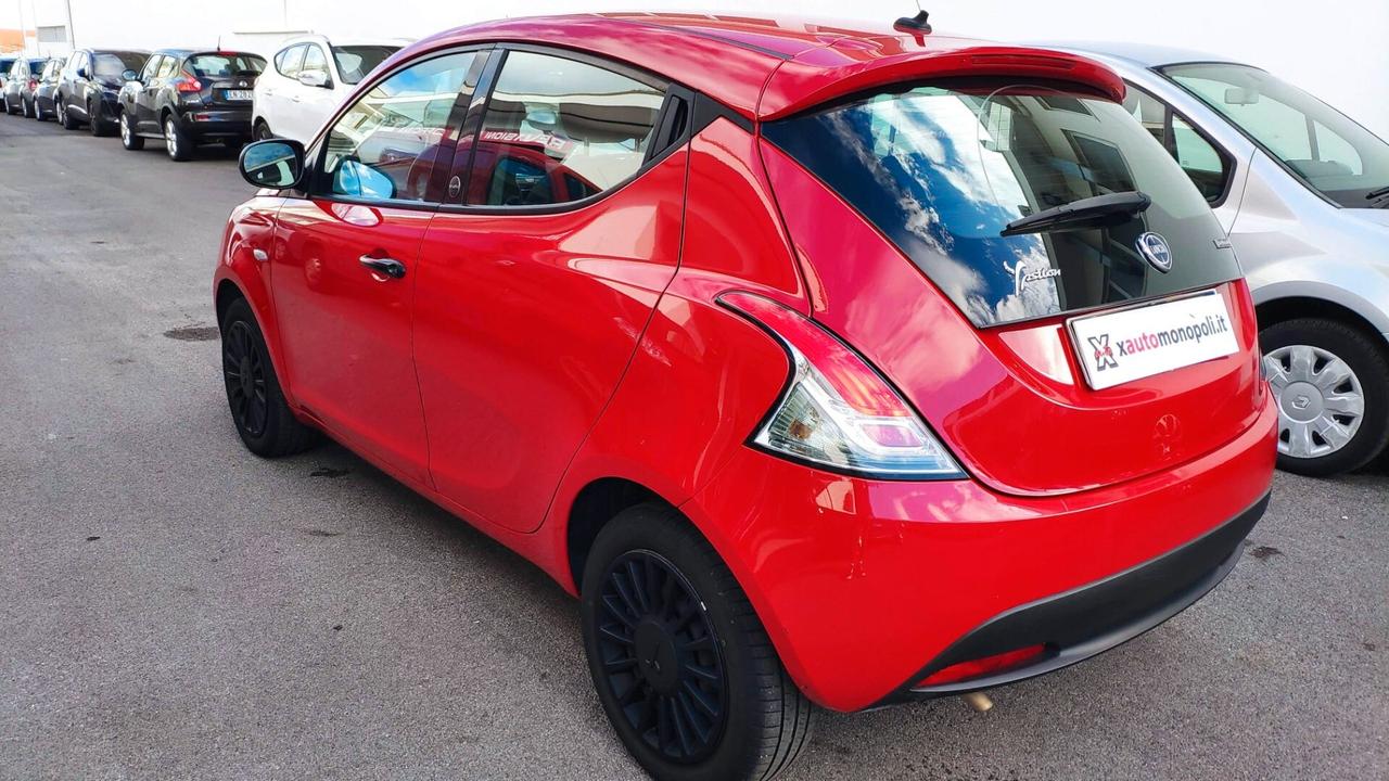 Lancia y Silver 1.0 Hybrid 70 CV