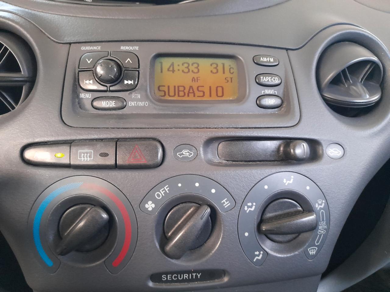 Toyota Yaris 1.0i 16V cat 5 porte Sol