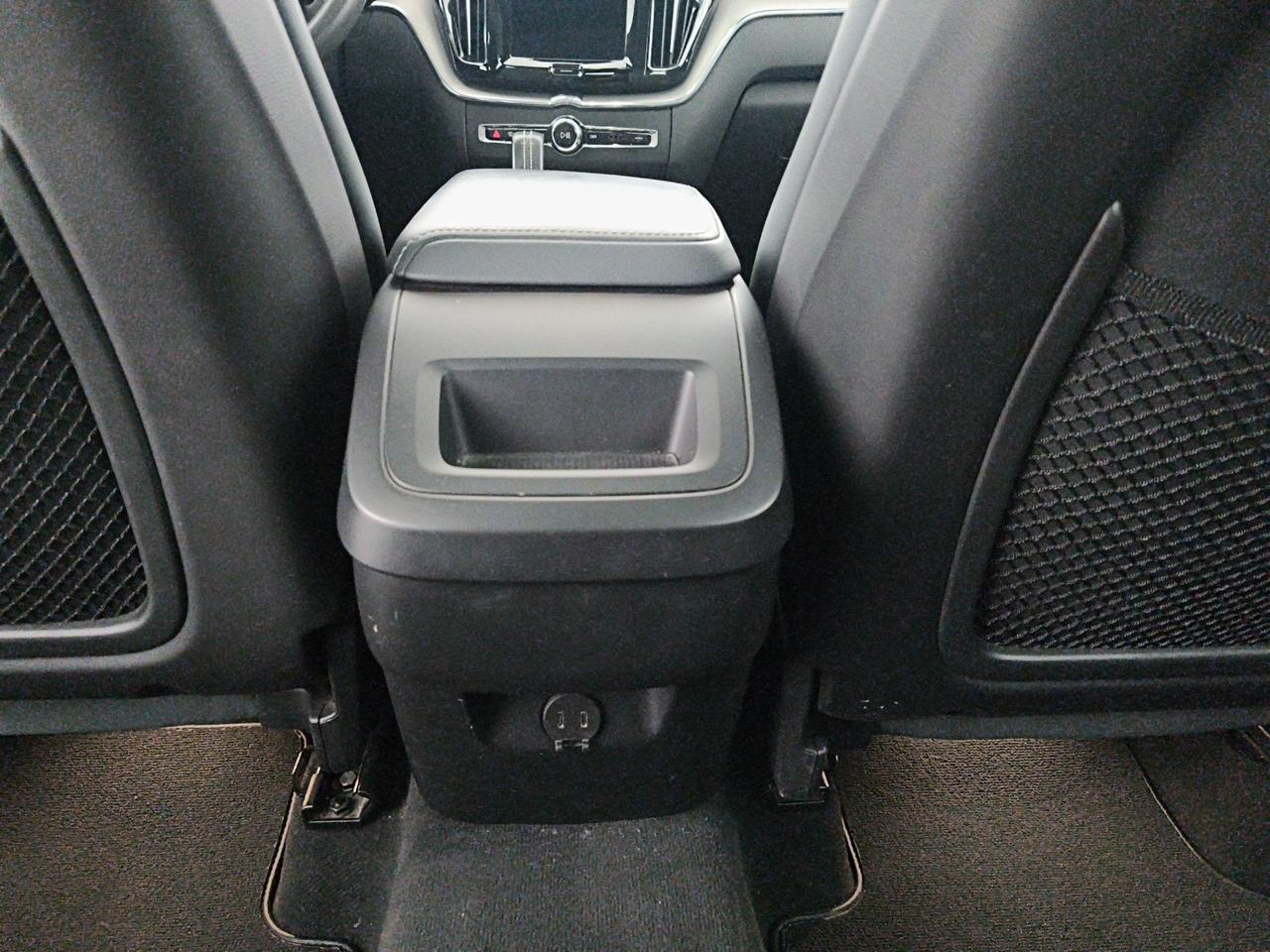 Volvo XC60 2.0 b4 Plus Dark awd