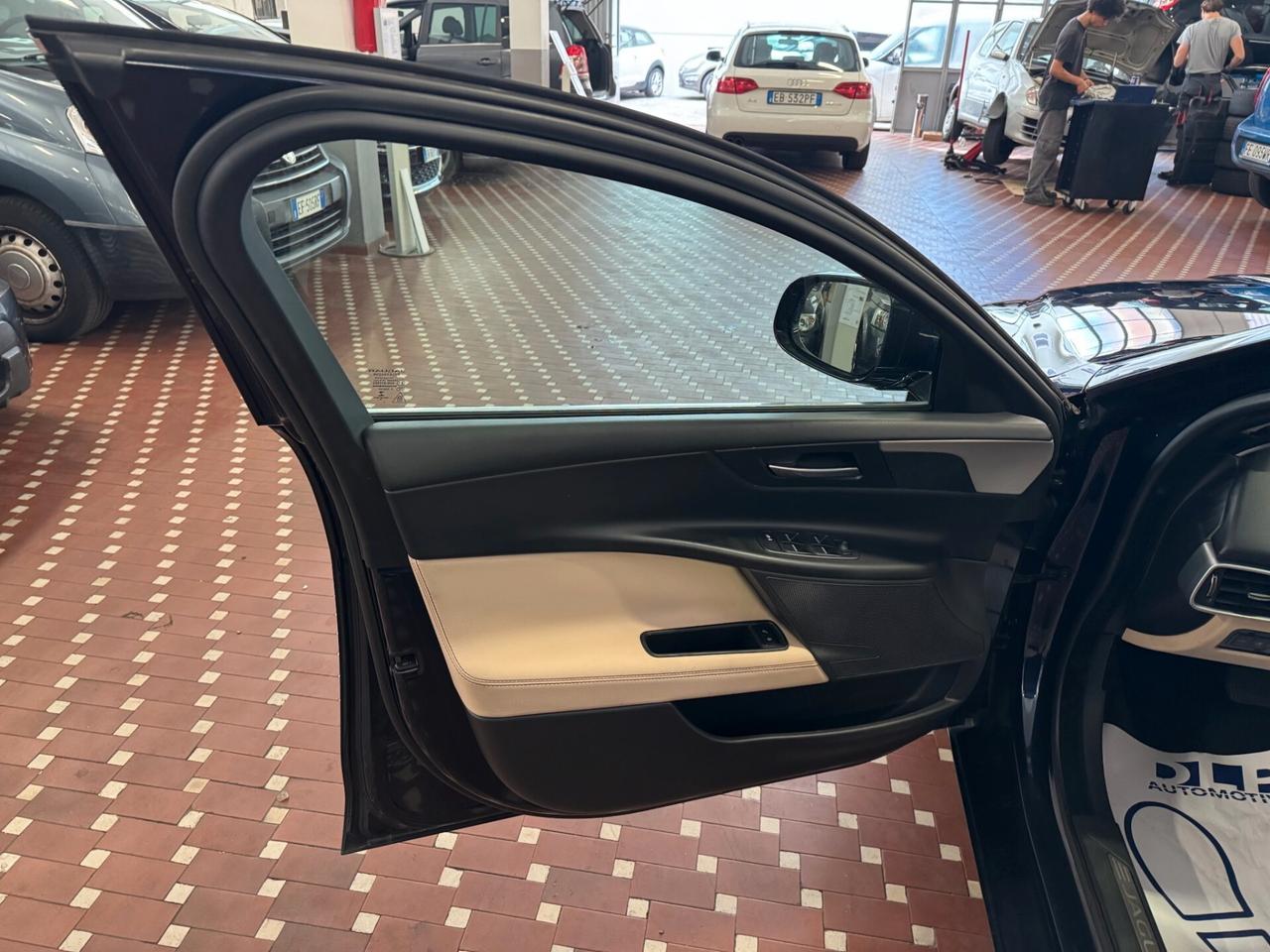 Jaguar XE 2.0 D Turbo 180 CV AWD aut. Portfolio - 4X4