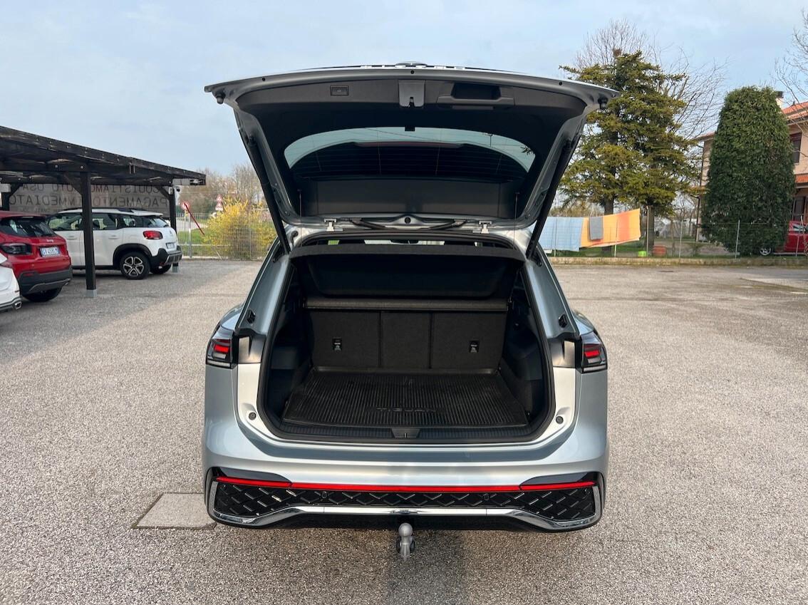 Volkswagen Tiguan 2.0 tdi R-Line Plus 150cv dsg Tetto Gancio Traino