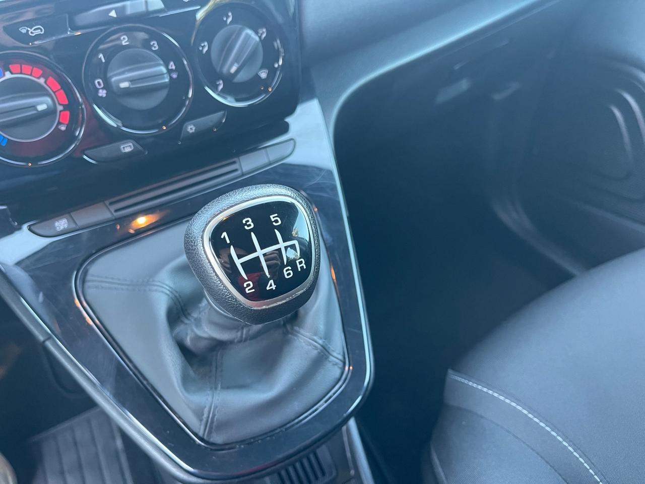 Lancia Ypsilon Gold Hybrid 1.0 FireFly 70cv