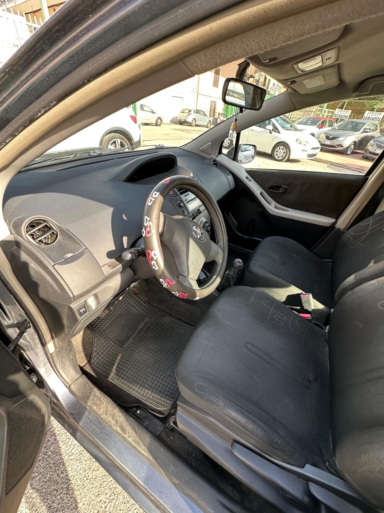 Toyota Yaris 1.0 5 porte Luxury pack