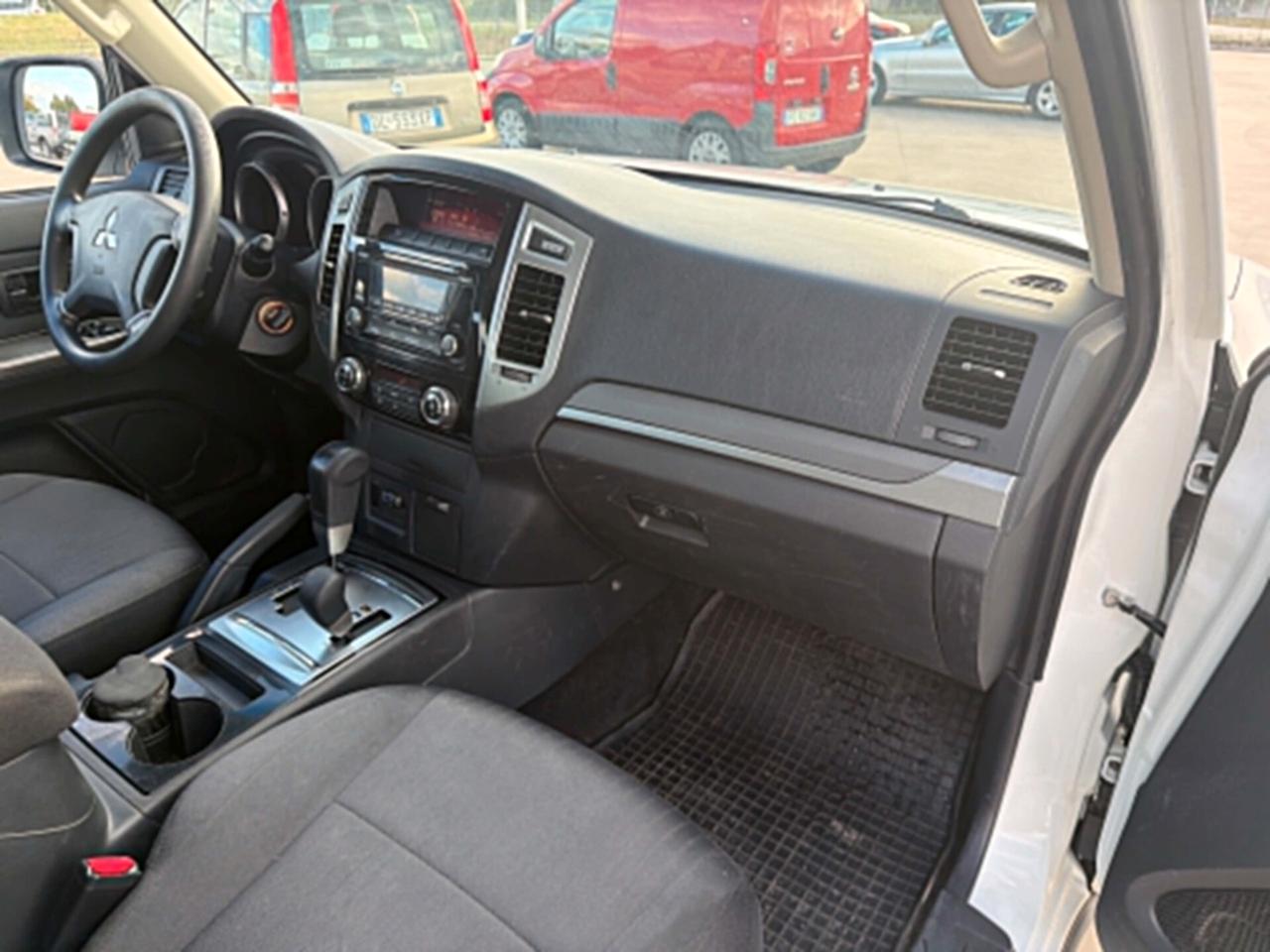 Mitsubishi Pajero 3.2 DI-D 16V aut. 3p. Intense DPF IVA ESPOSTA