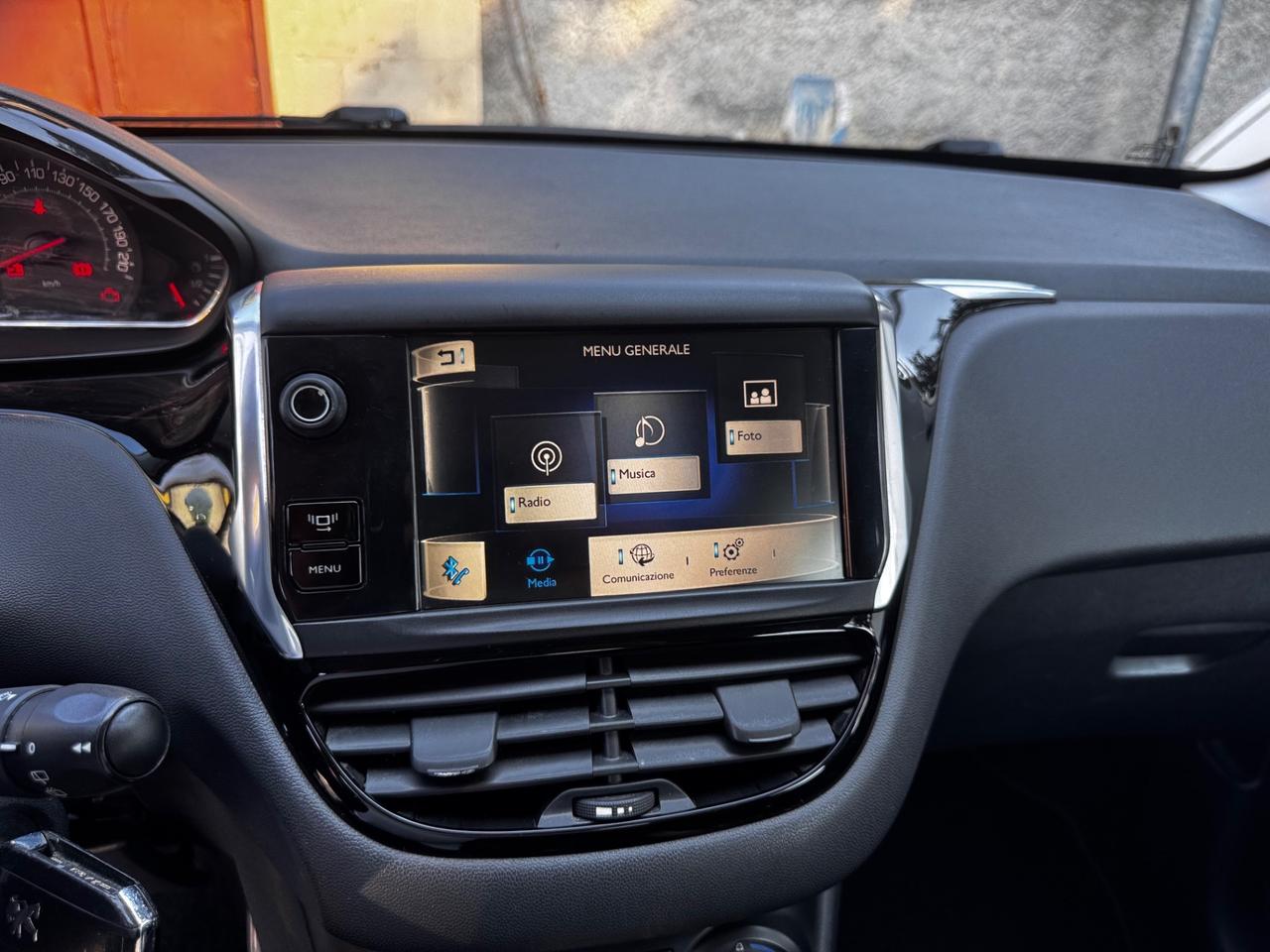 Peugeot 208 1.4 e-HDi 68 CV automatica/ neopatentati