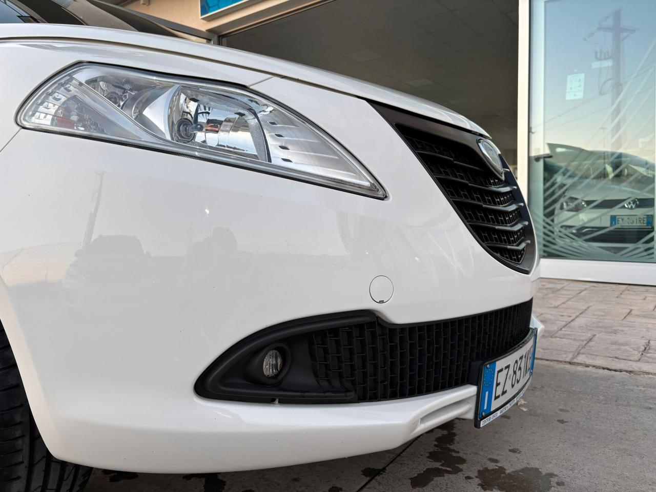 Lancia Ypsilon 1.2 69 CV 5 porte GPL Momo design
