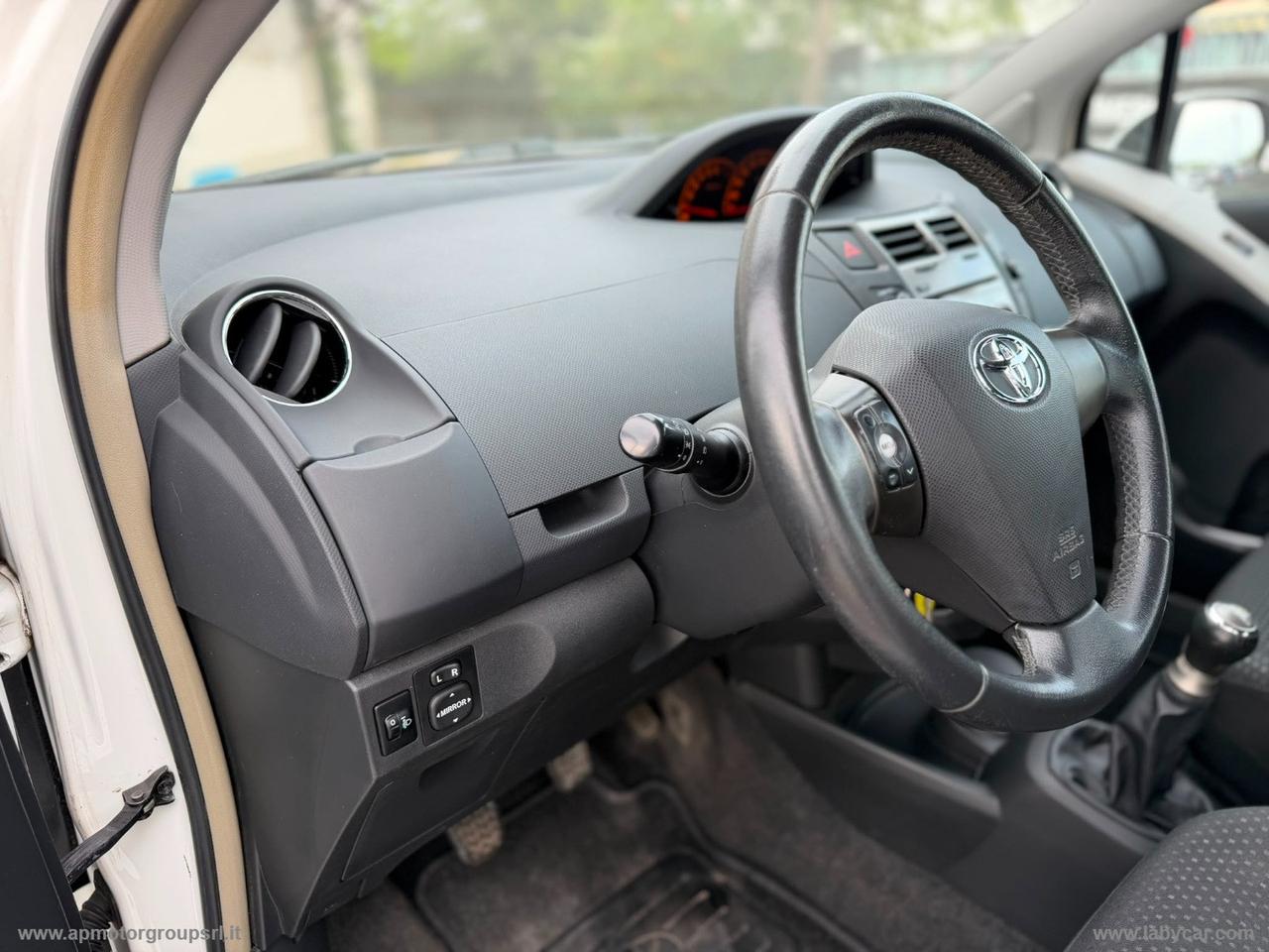 TOYOTA Yaris 1.0 5p. Sol