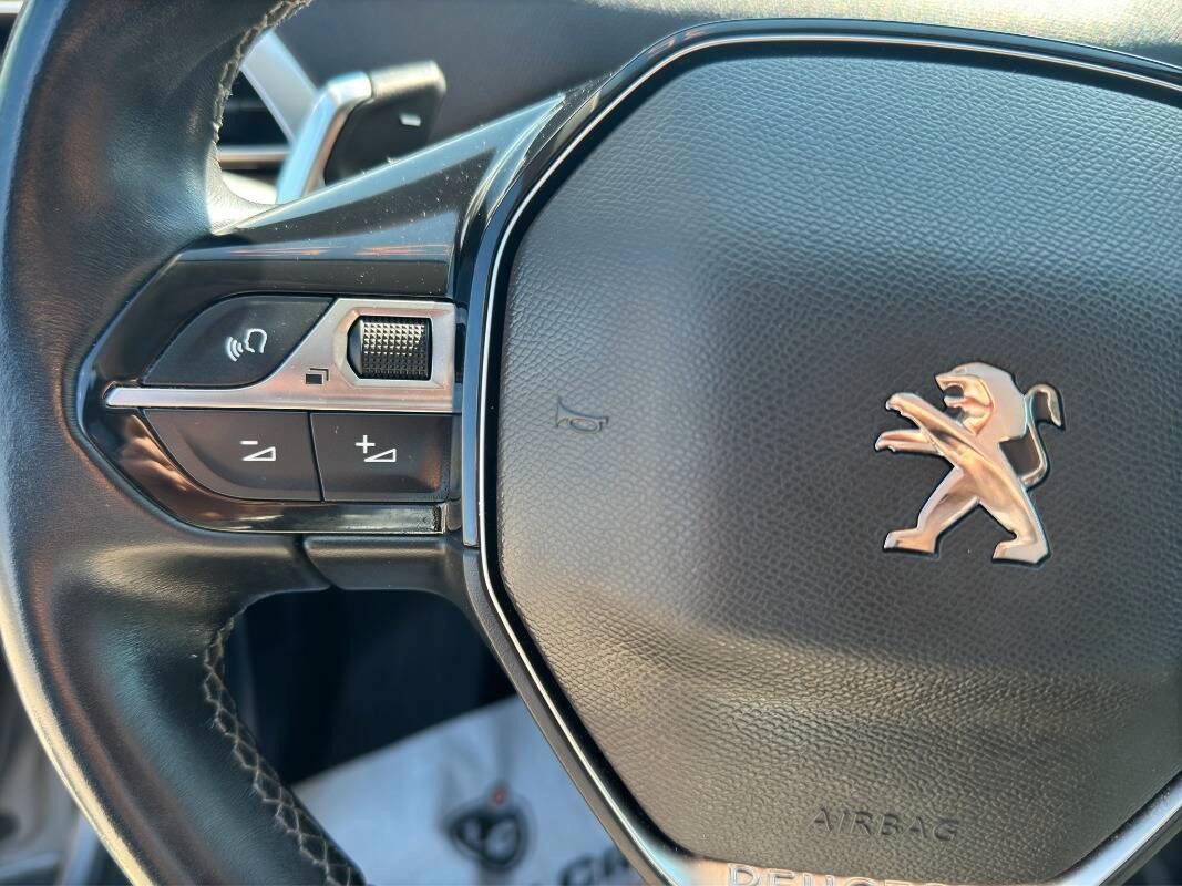 Peugeot 3008 II 1.5 bluehdi Allure Pack 130cv AUTOMATICA e CarPlay