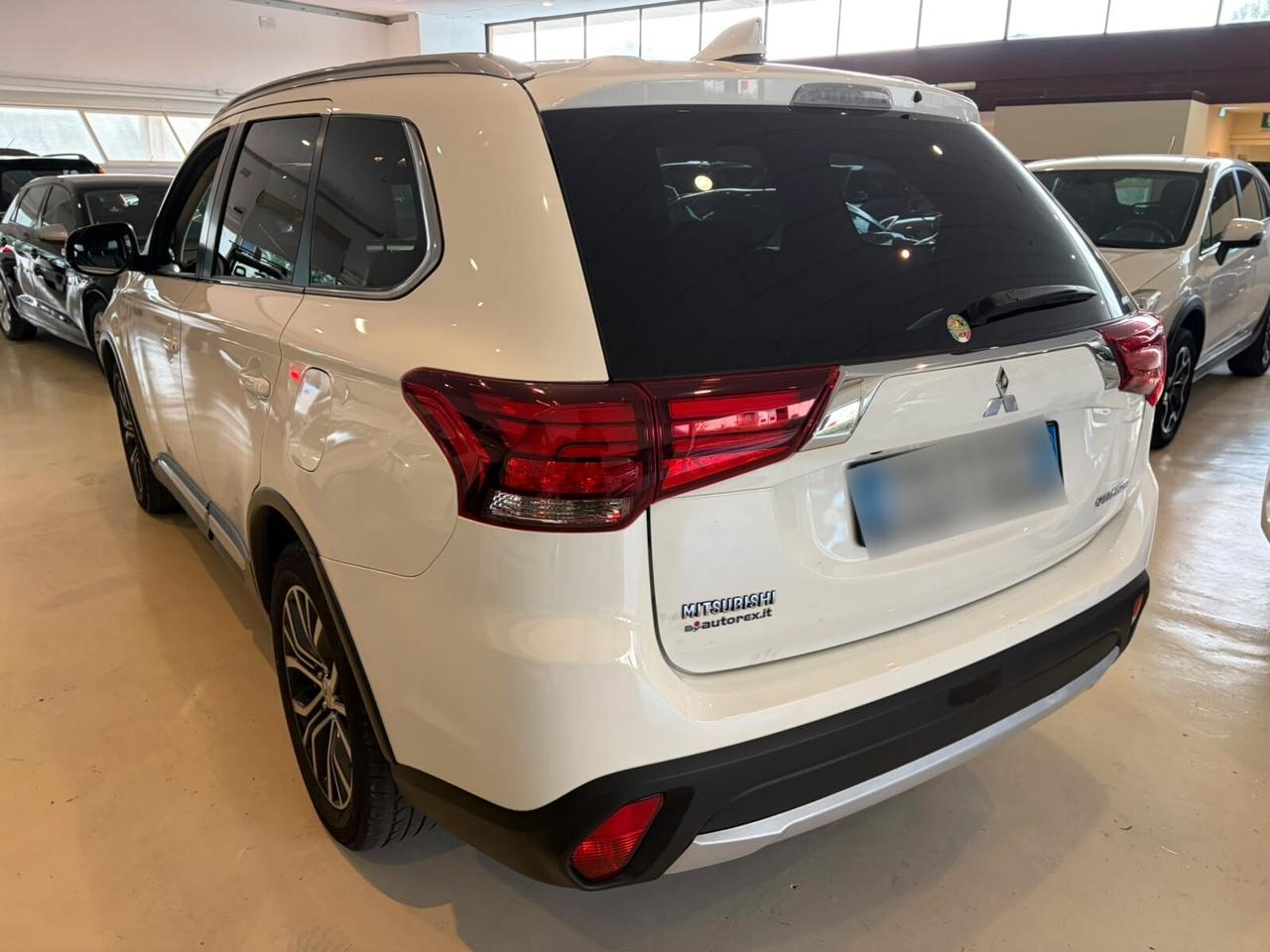Mitsubishi Outlander 2.2 DI-D 4WD Instyle Plus SDA 7 posti