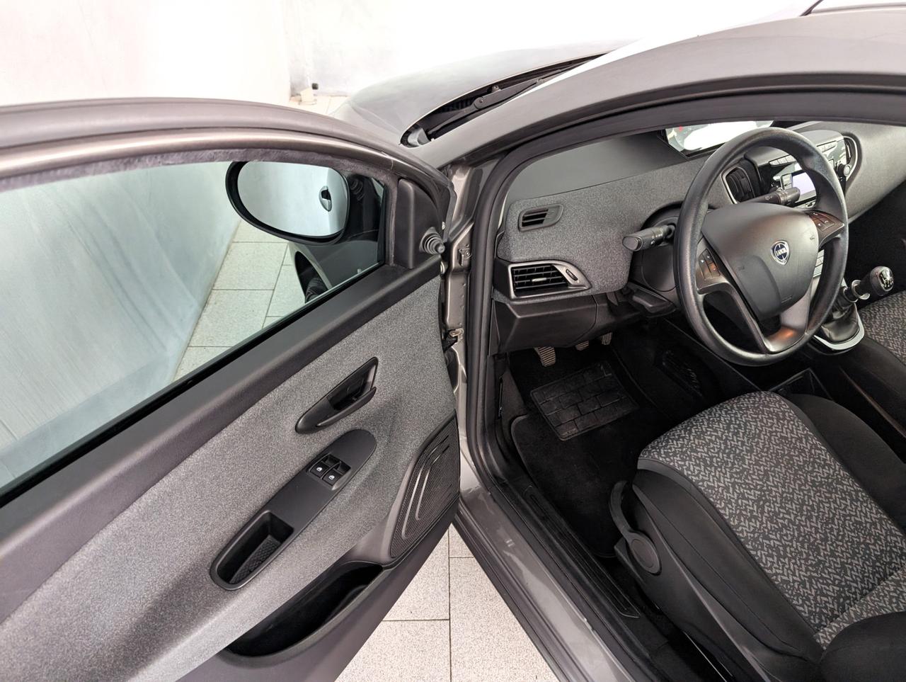 Lancia Ypsilon 1.0 Hybrid 70cv Silver