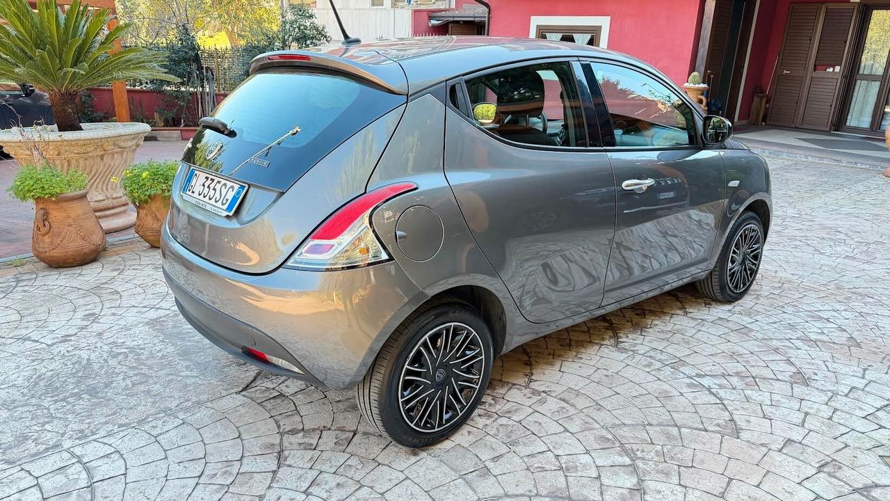 Lancia Ypsilon 1.0 FireFly 5 porte S&S Hybrid Ecochic A. Ferretti