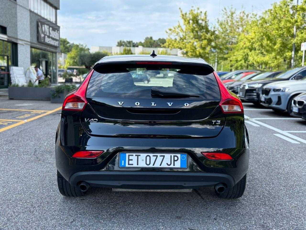 Volvo V40 T3 R-design Momentum
