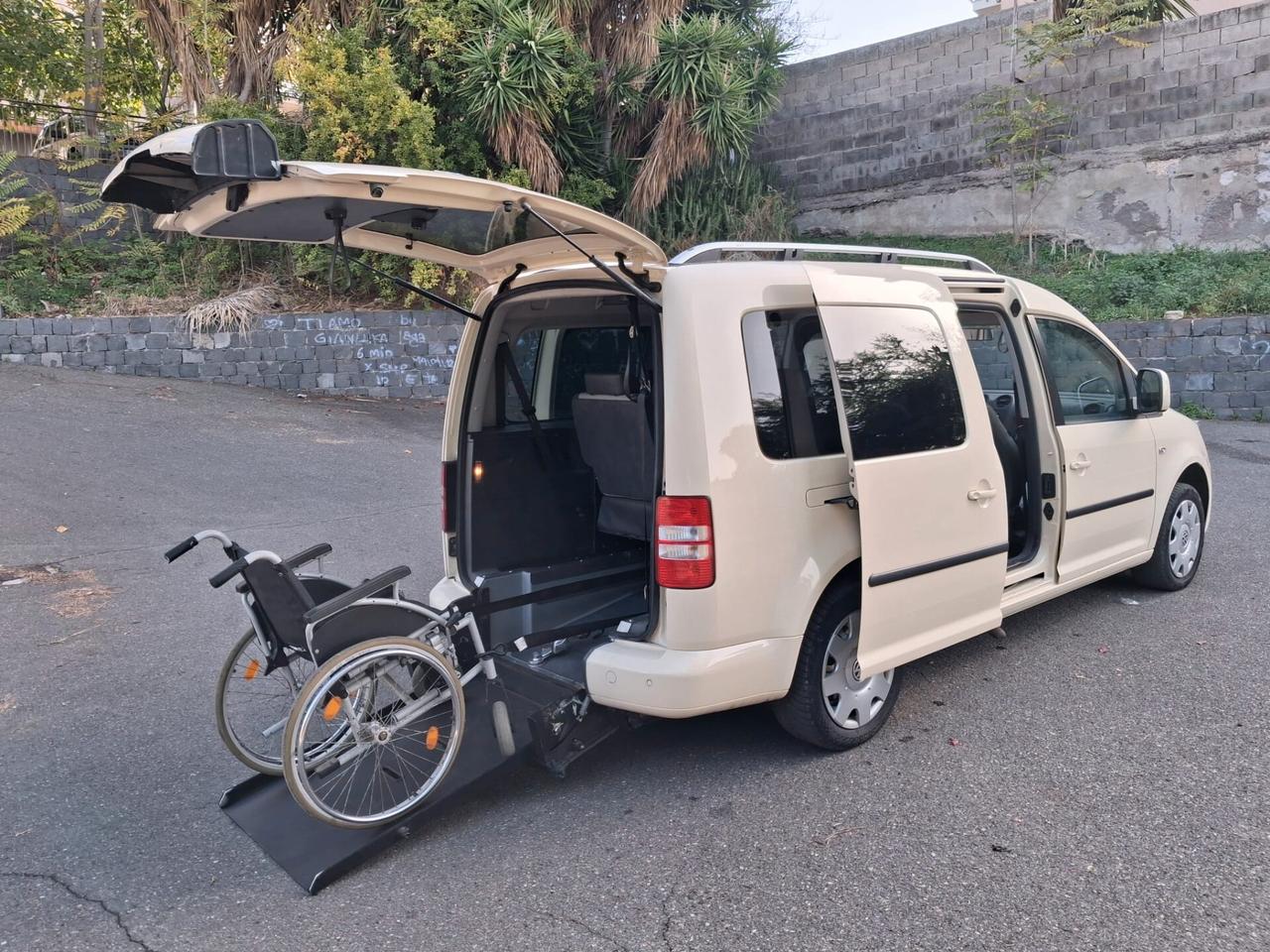 Volkswagen Caddy Pianale ribassato con rampa disabili in carrozzina